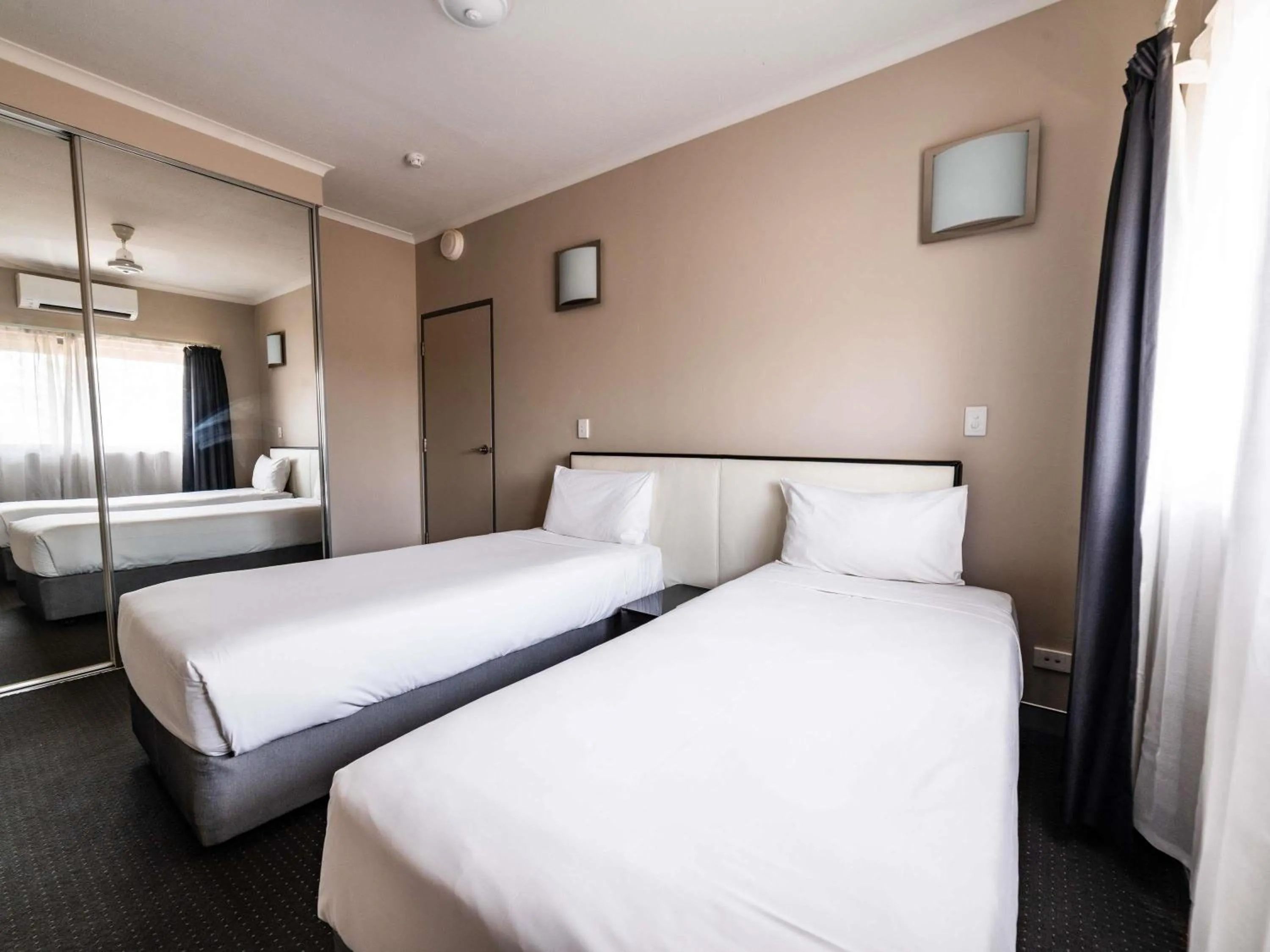 Bedroom, Bed in Novotel Darwin Airport