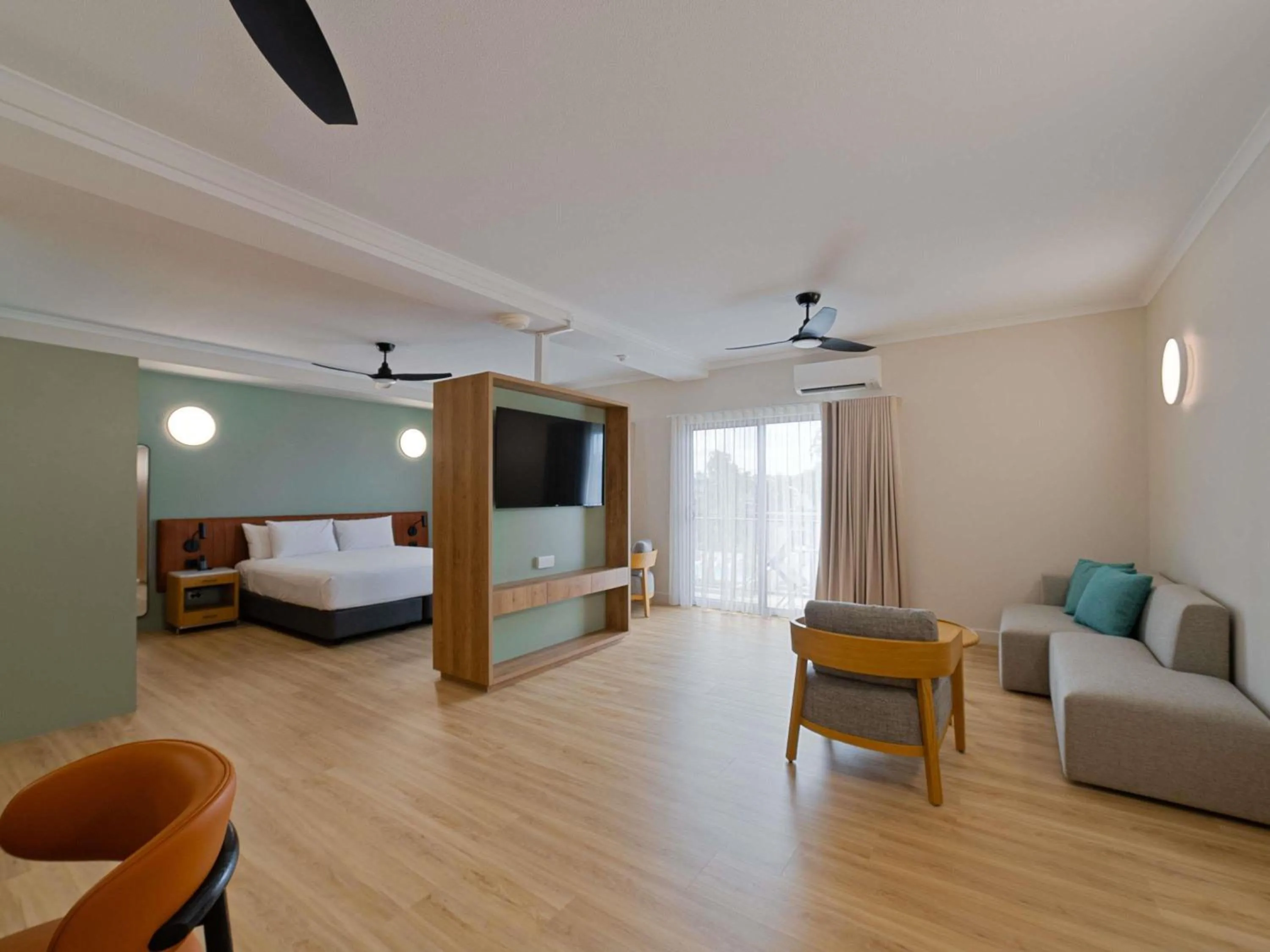 Bedroom, Bed in Novotel Darwin Airport