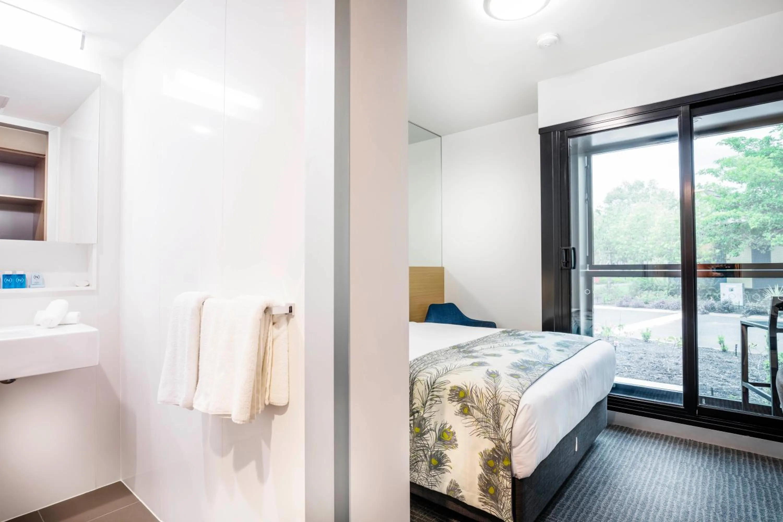 Bathroom, Bed in Mercure Darwin Airport Resort