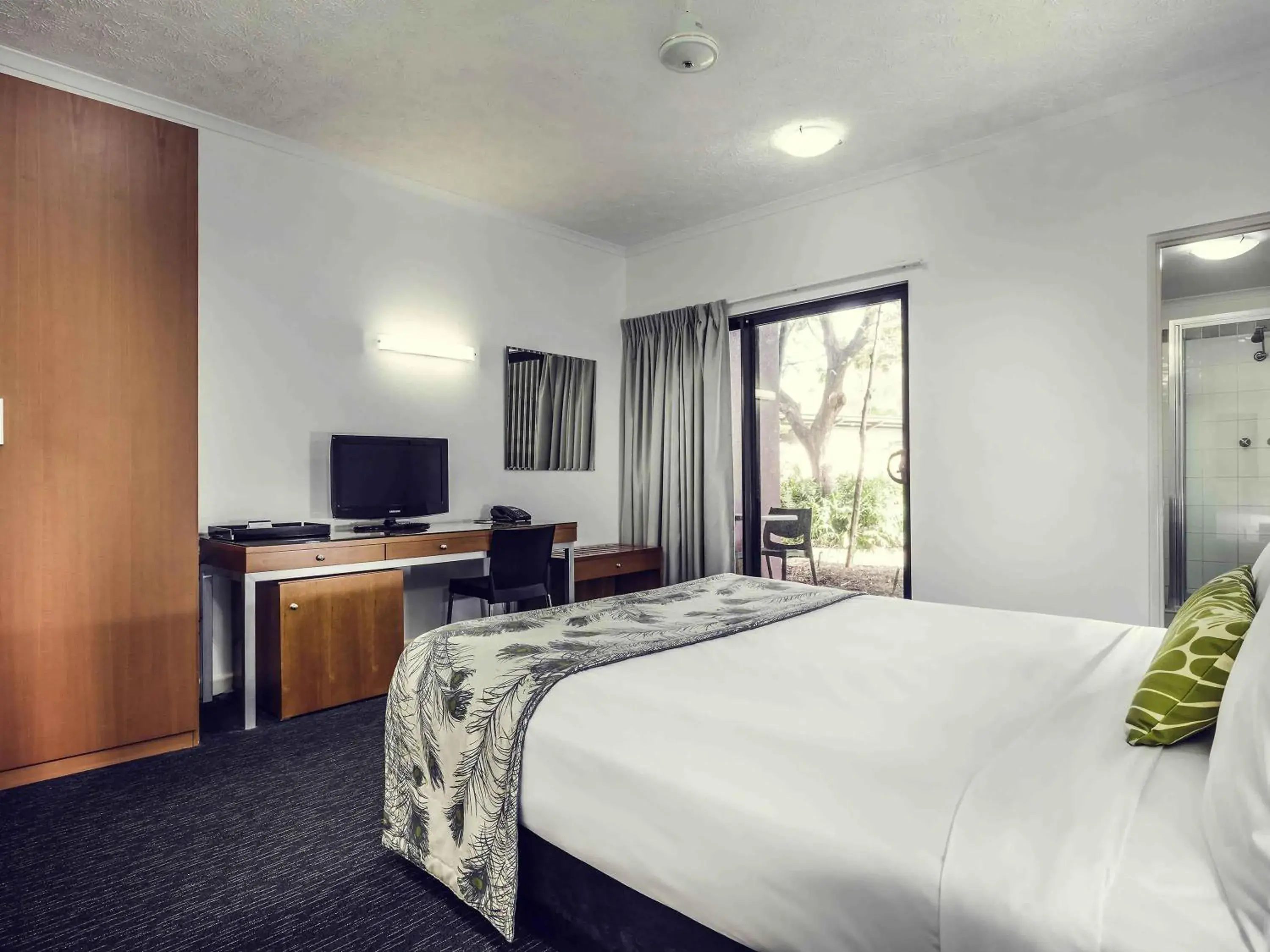 Superior Queen Room in Mercure Darwin Airport Resort Superior Queen Room in Mercure Darwin Airport Resort