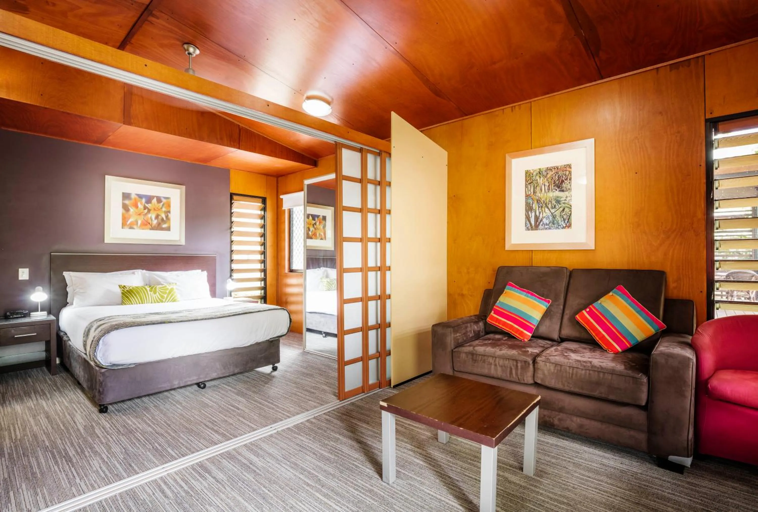 Living room, Bed in Mercure Darwin Airport Resort