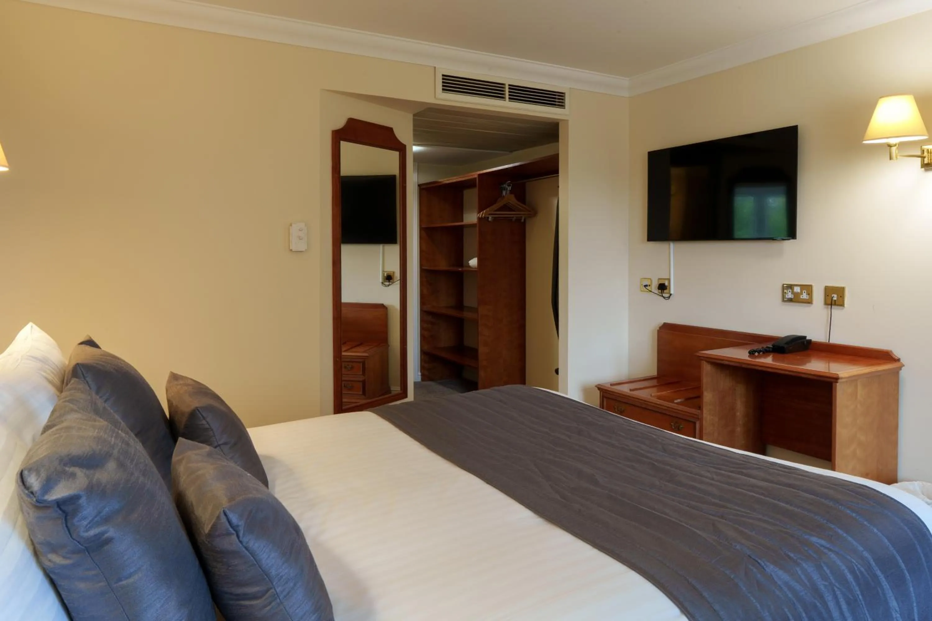 Bed in Arden Hotel And Leisure Club