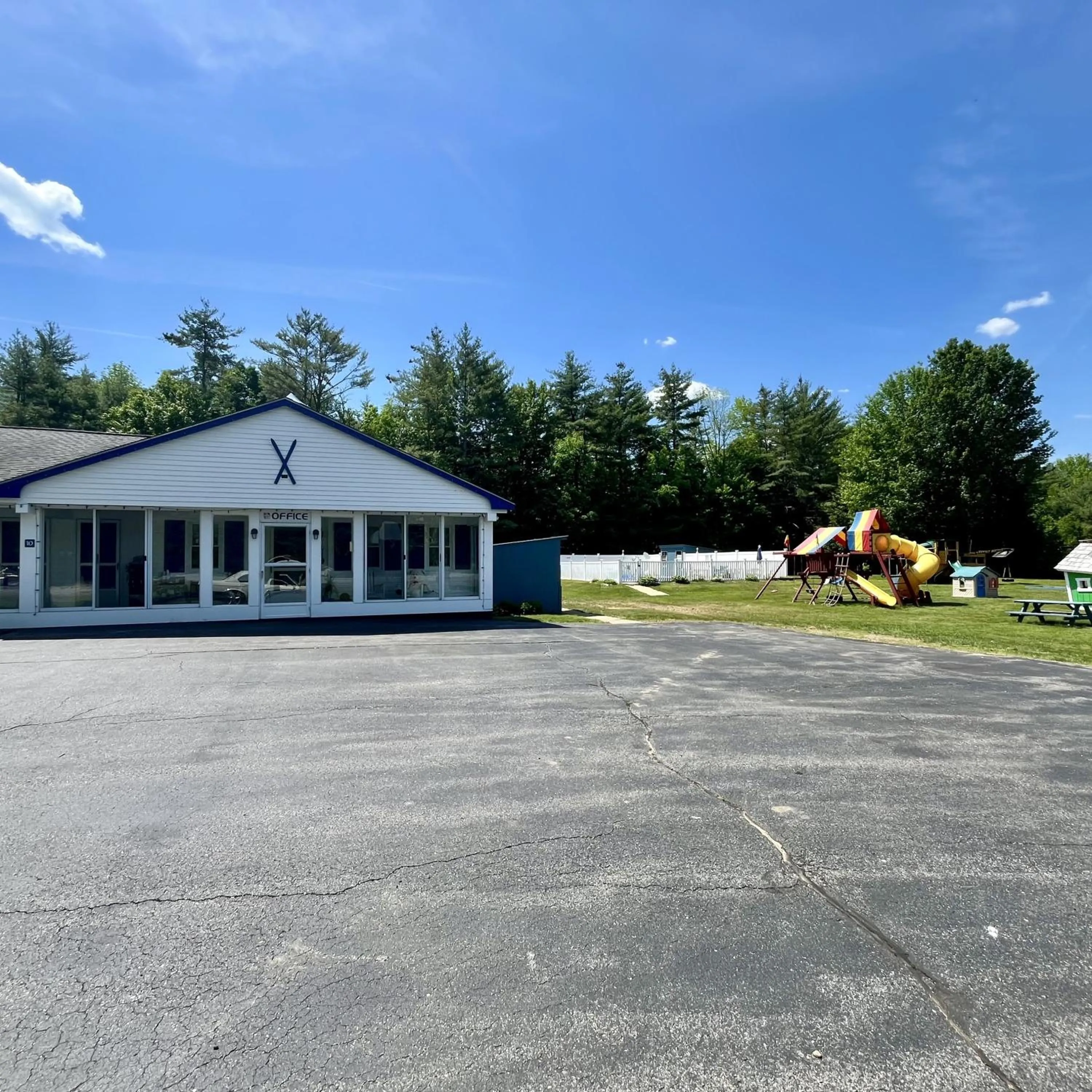 Property building in North Colony Motel and Cottages
