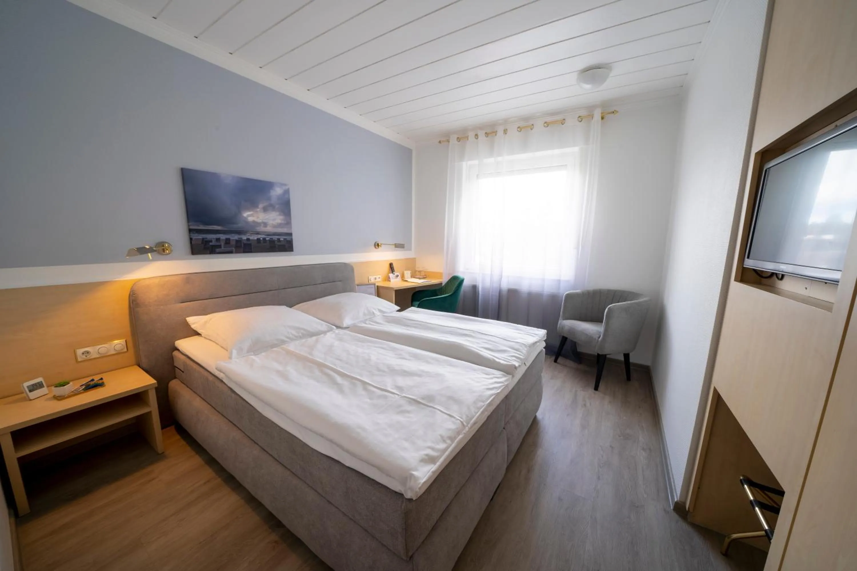 Communal lounge/ TV room, Bed in Mühlenkamp Hotel & Gastronomie