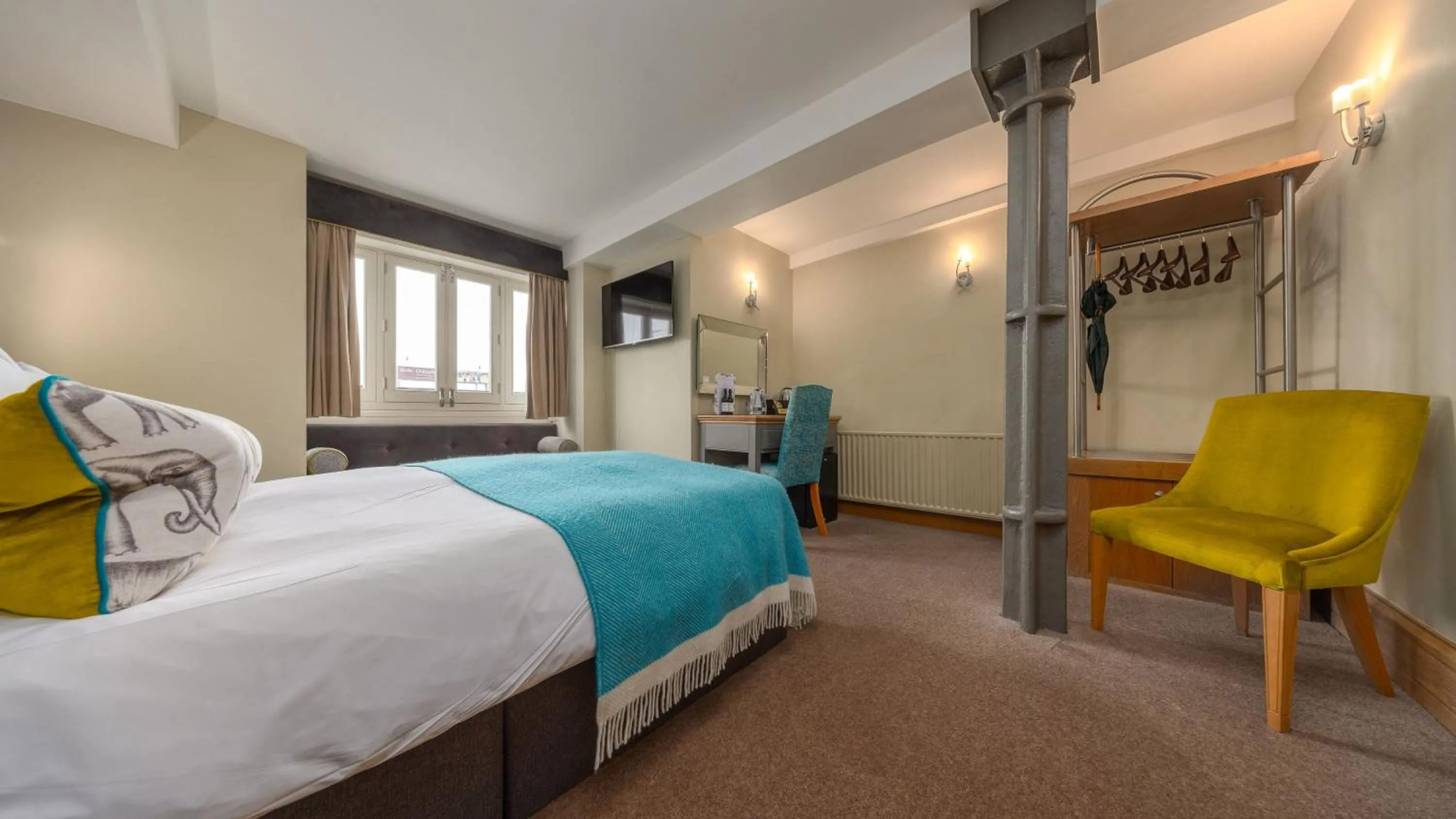 Photo of the whole room, Bed in Ennios Boutique Hotel