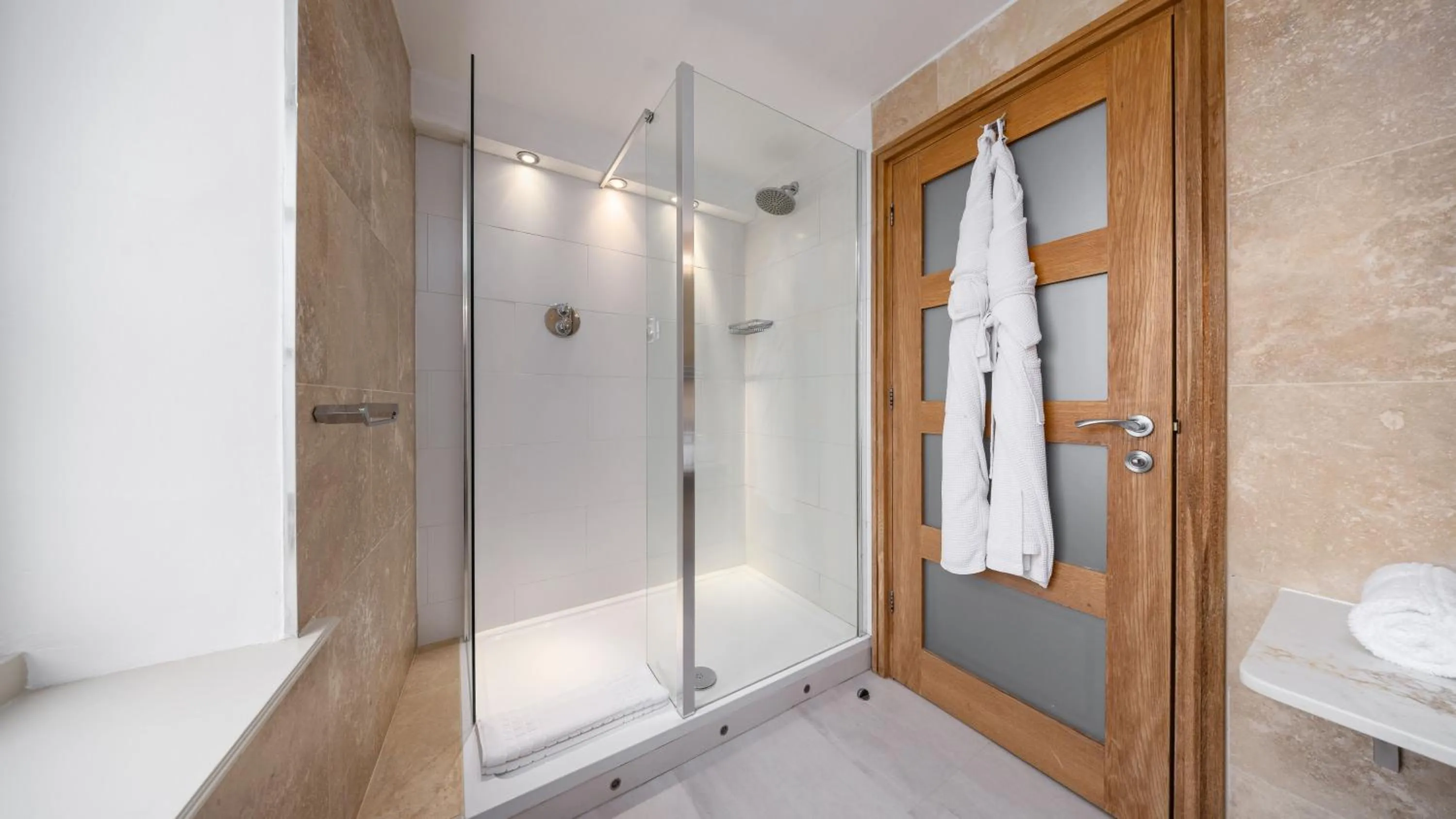 Shower in Ennios Boutique Hotel