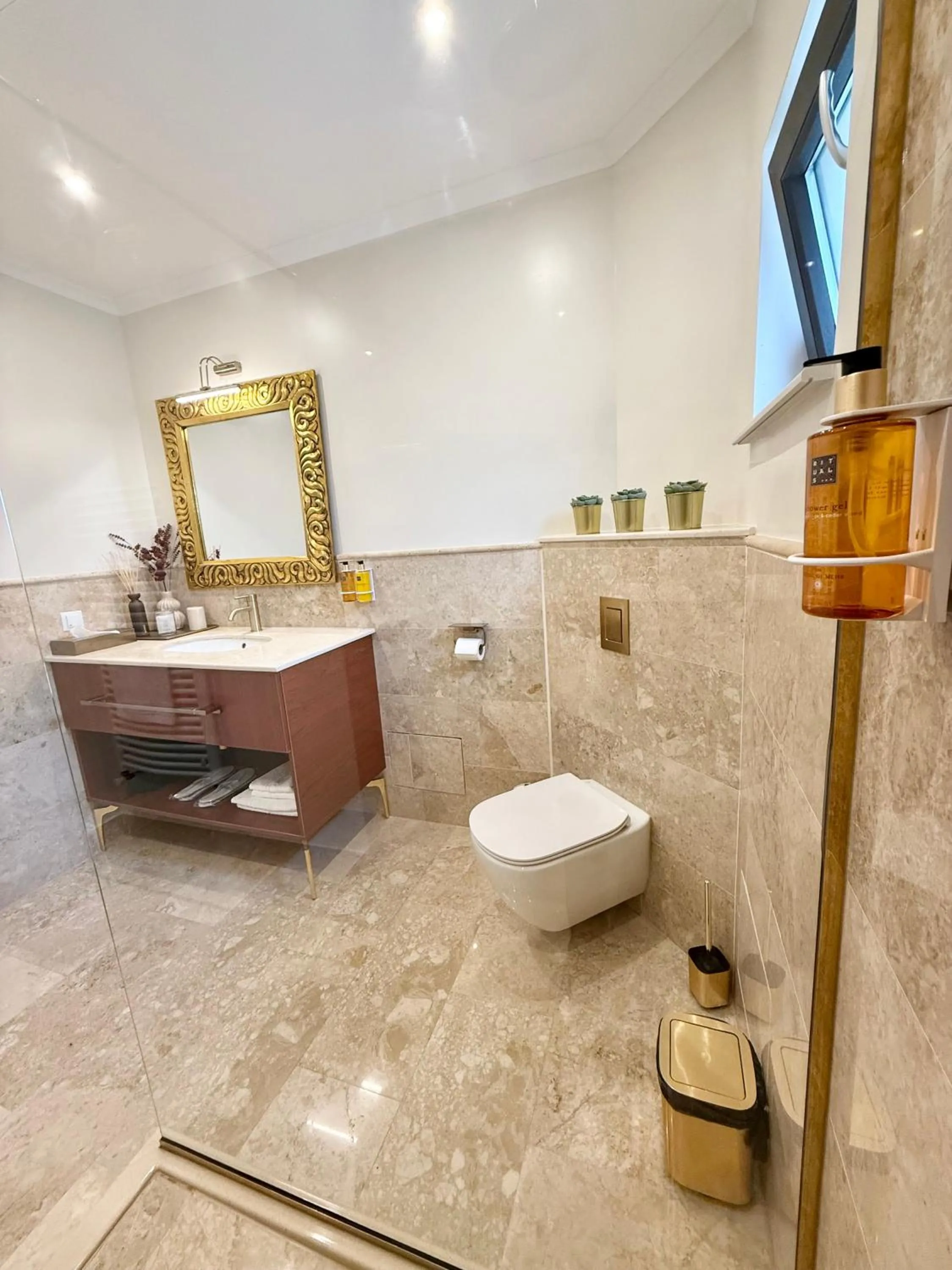 Krystal Boutique Mansion