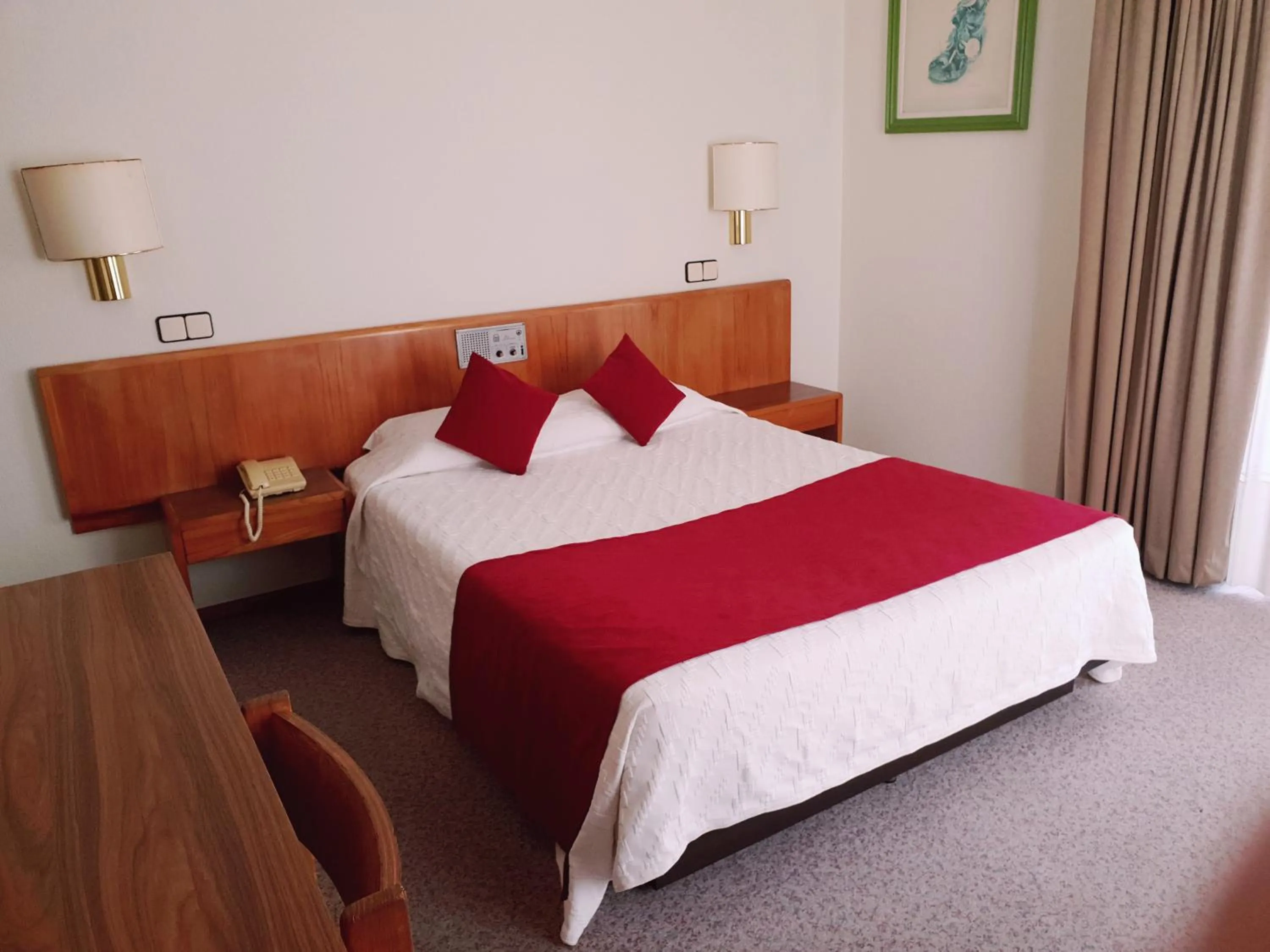 Bedroom, Bed in Luso Brasileiro