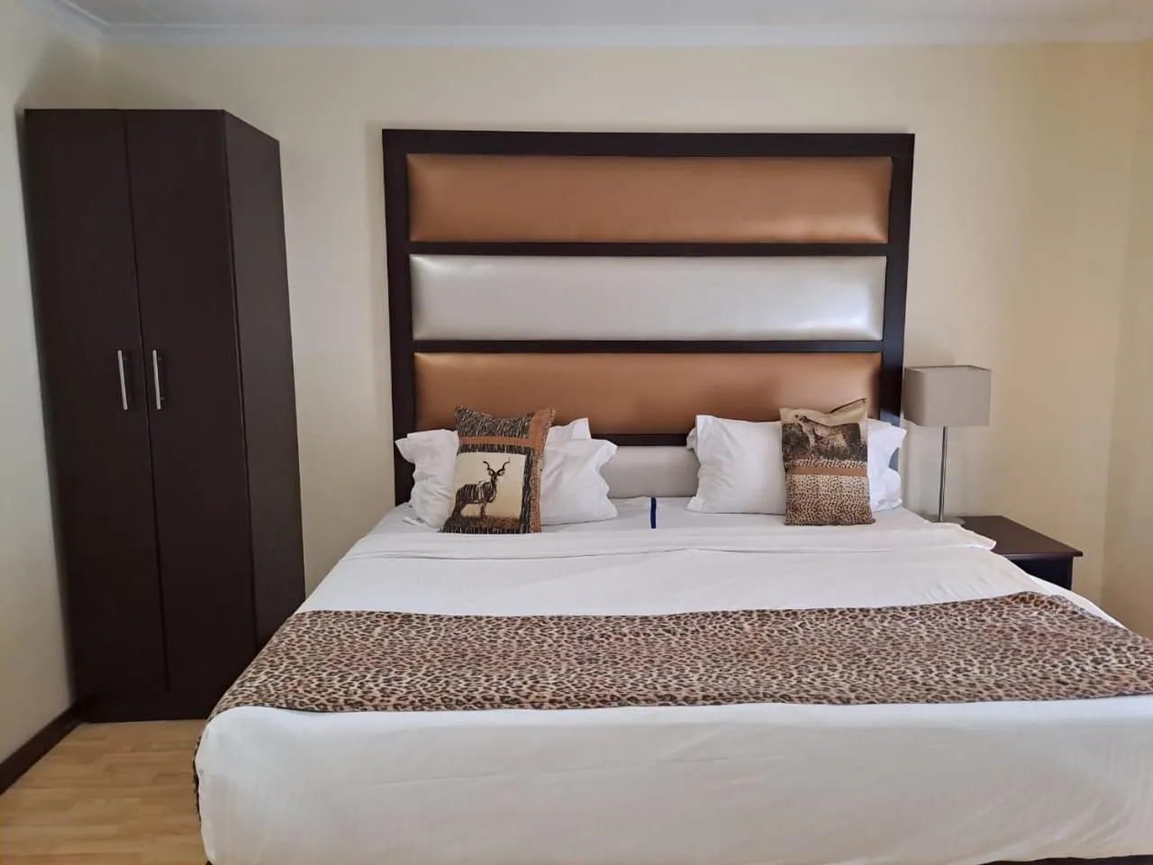 Bed in Ecotel Premier Lodge & Conference Centre