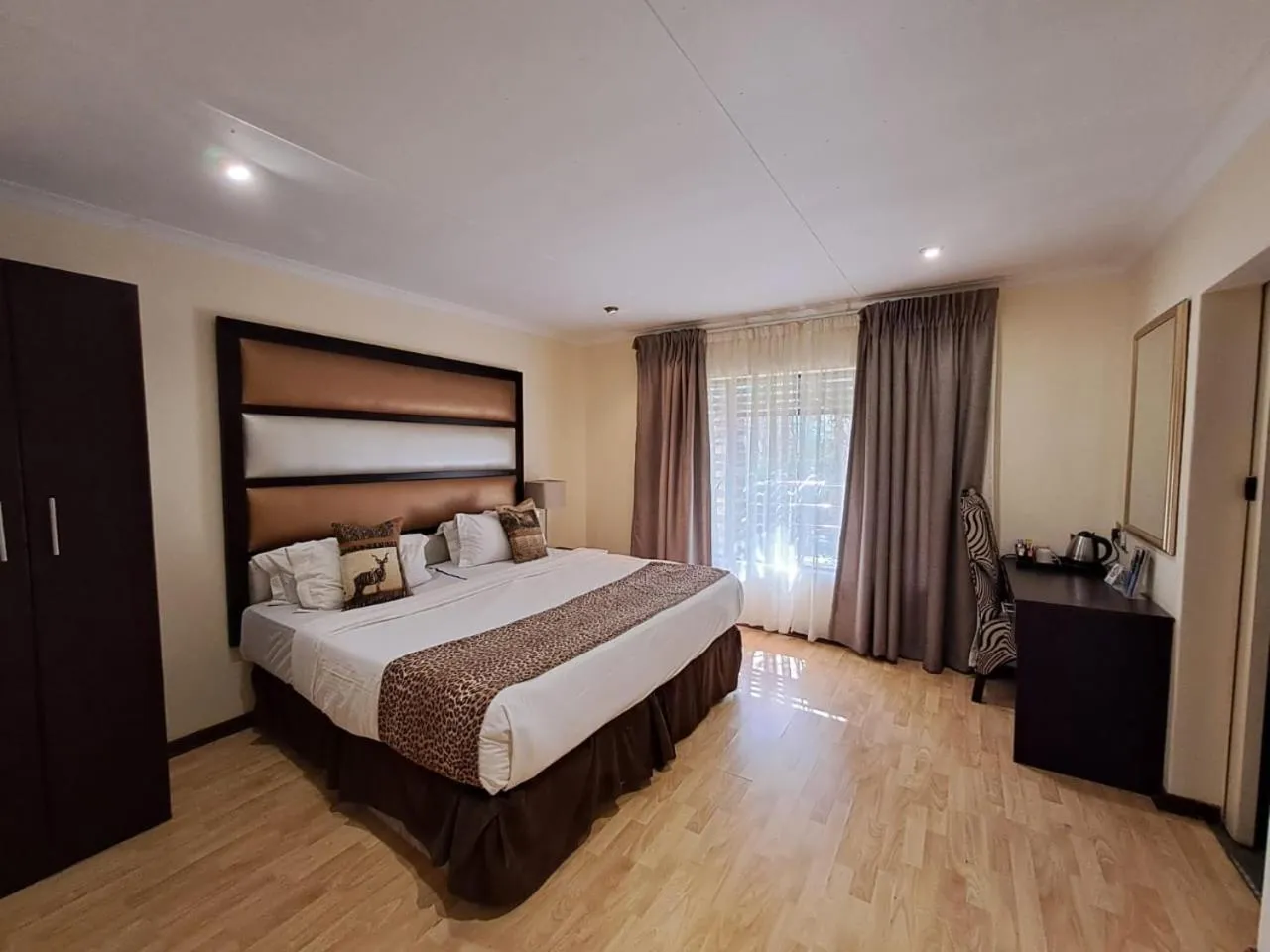 Bed in Ecotel Premier Lodge & Conference Centre