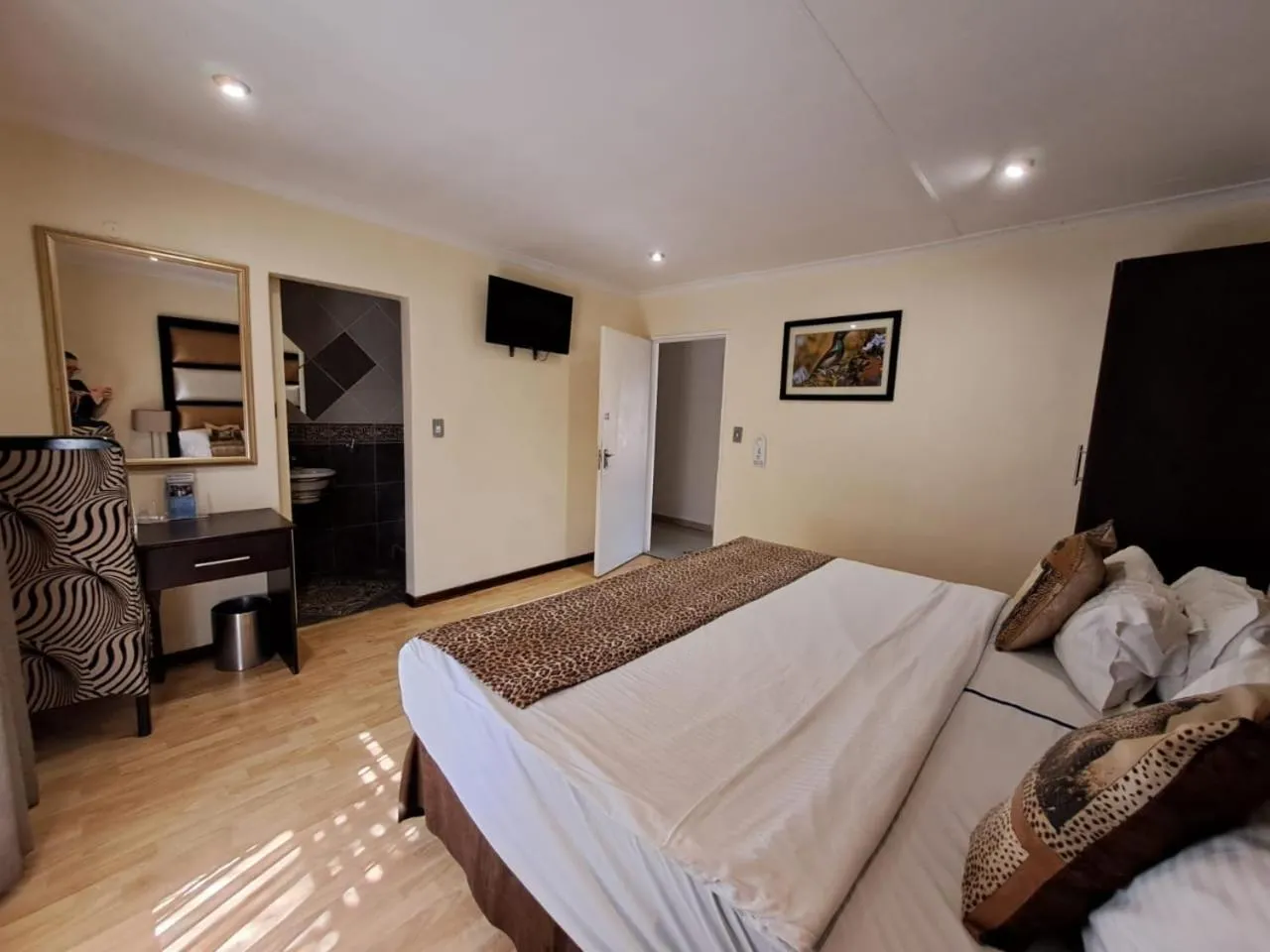 Bed in Ecotel Premier Lodge & Conference Centre