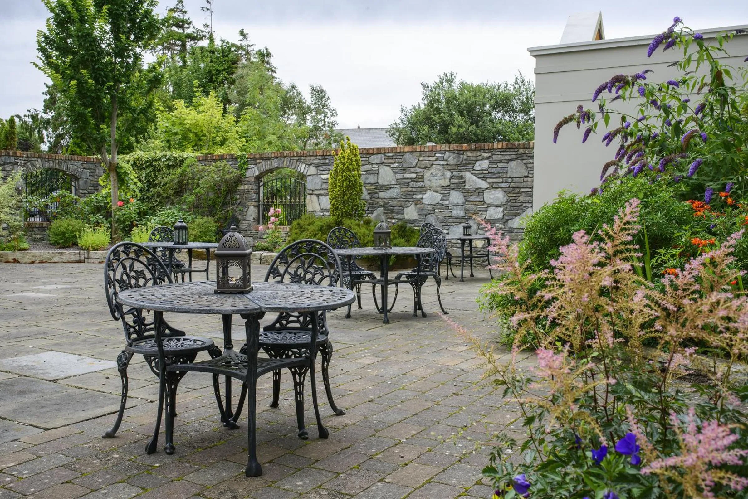Garden in Meadowlands Hotel
