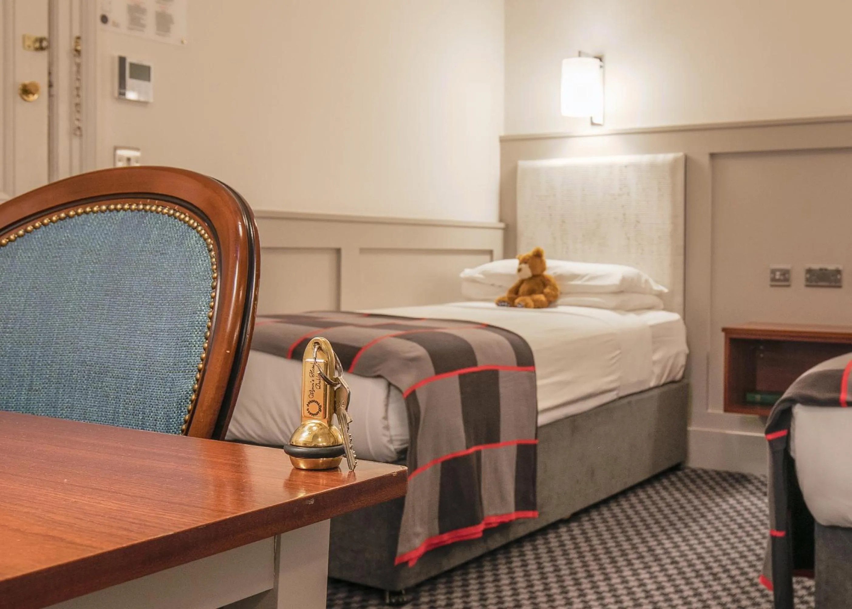 Bedroom, Bed in Wynn's Hotel