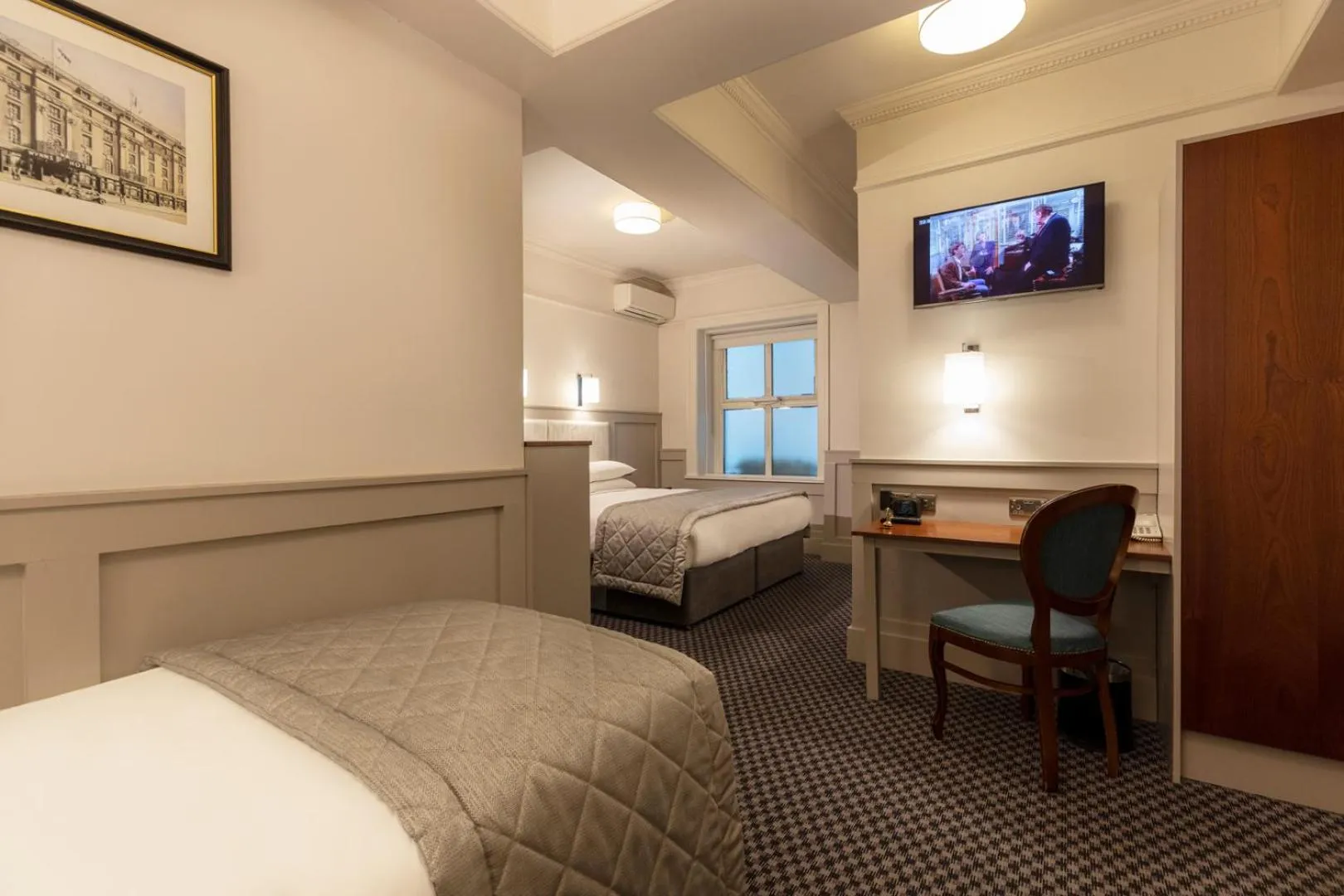 Bedroom, Bed in Wynn's Hotel