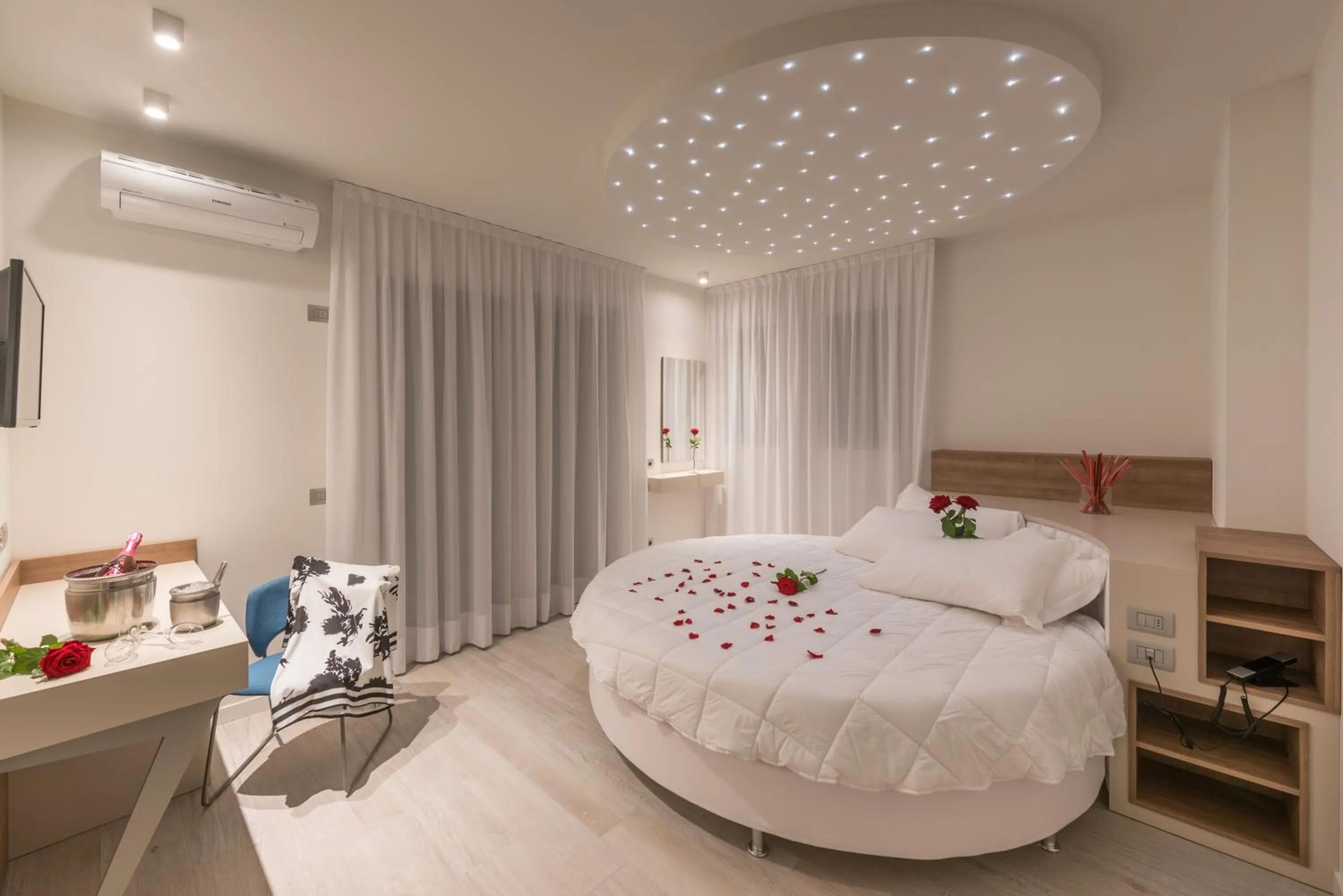 Queen Room with Sea View in Hesperia Hotel & Residence