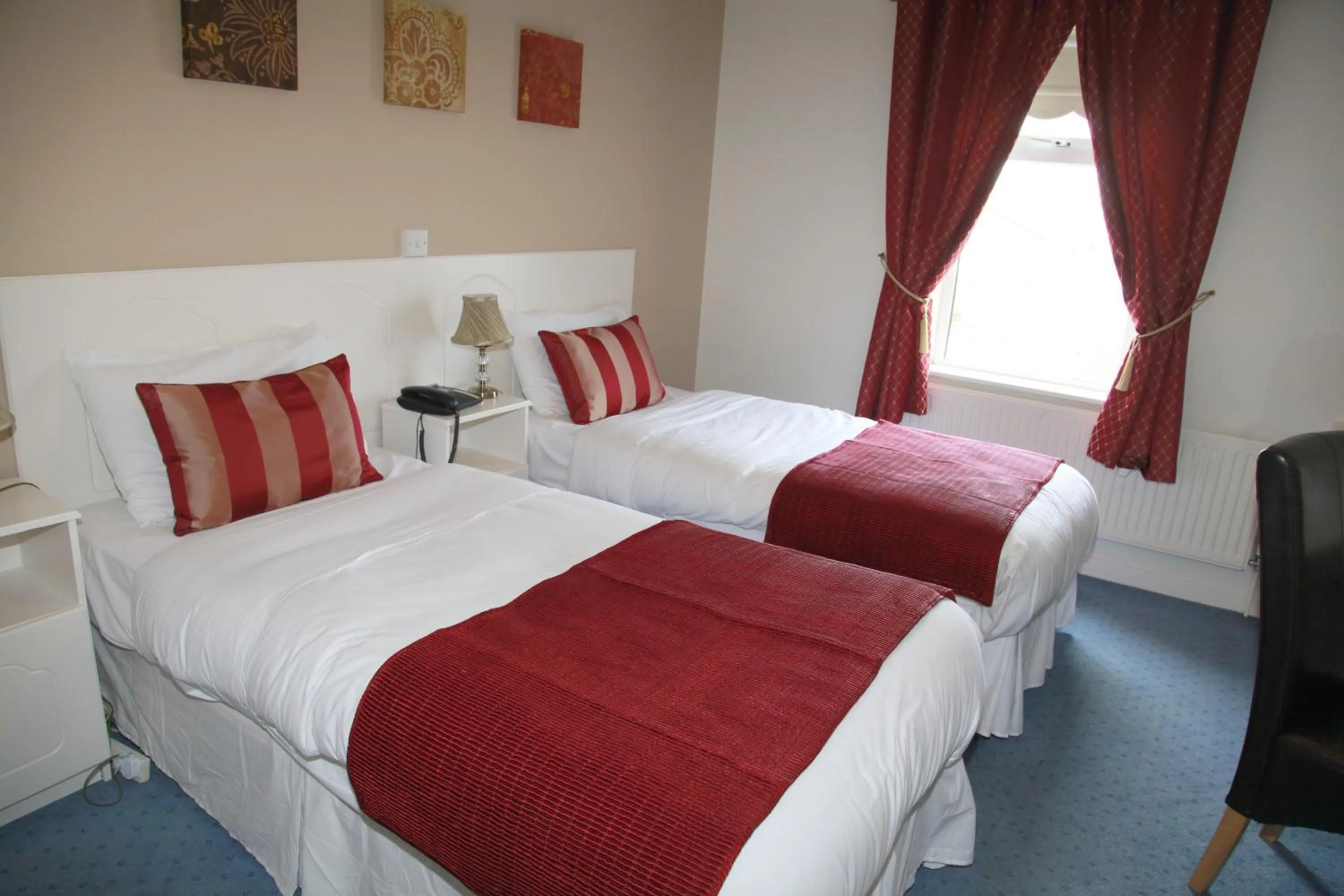 Day, Bed in Dalton Inn Hotel