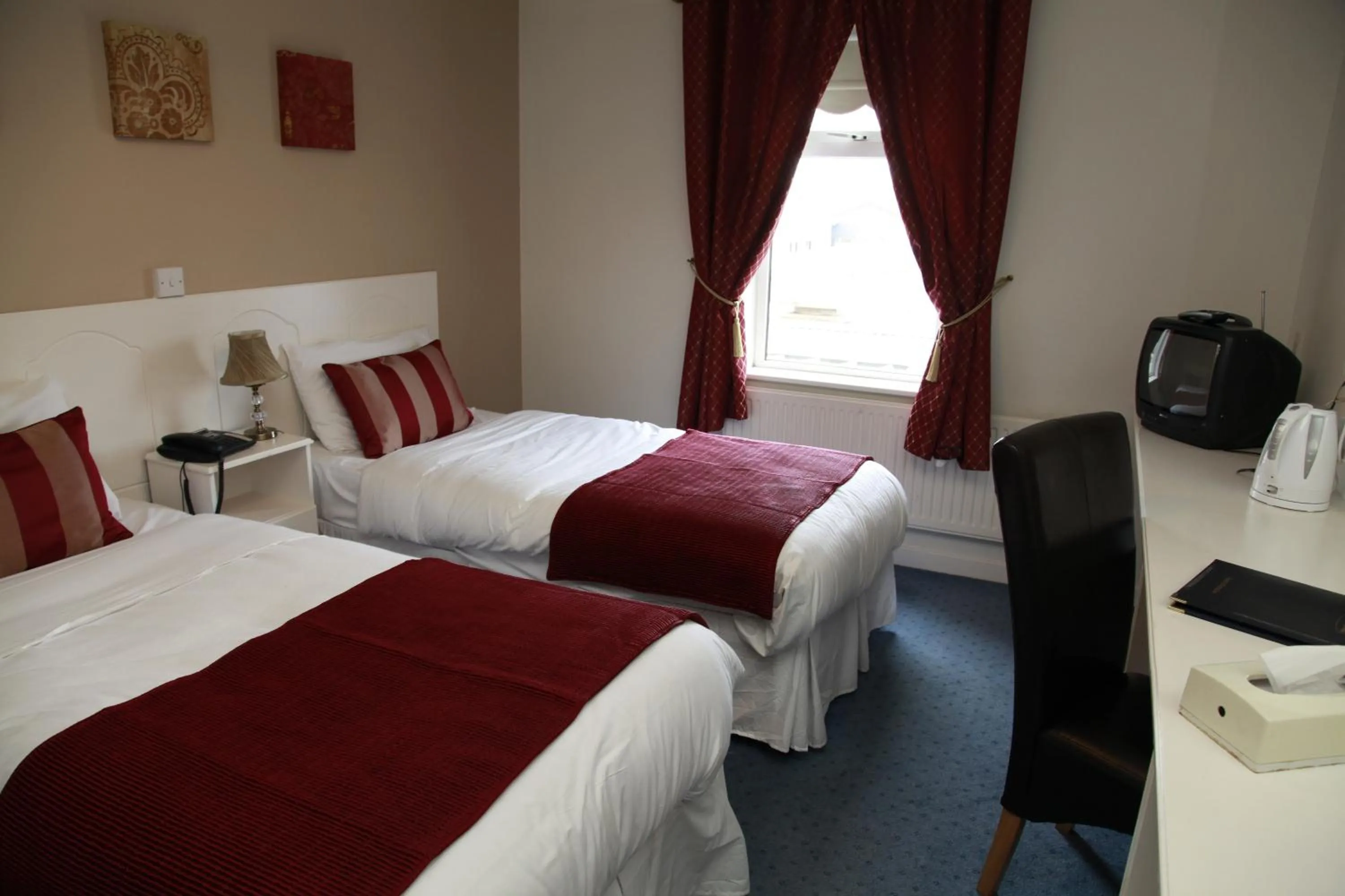 Day, Bed in Dalton Inn Hotel