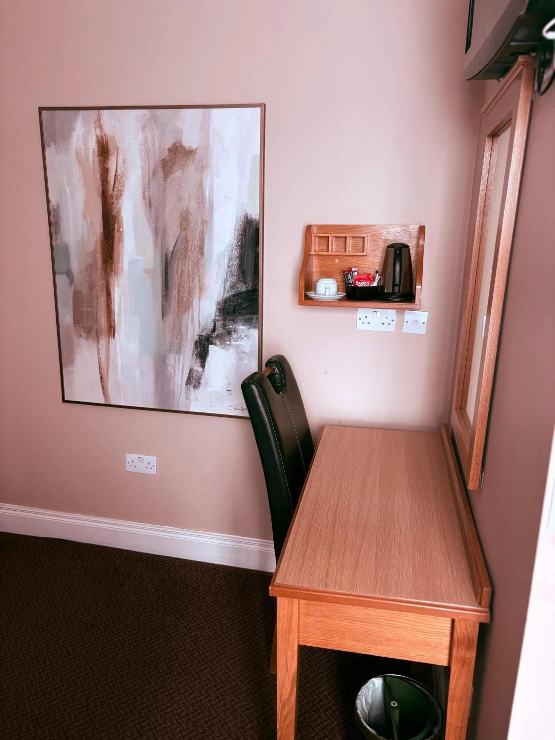 Bedroom in Phoenix Park Hotel