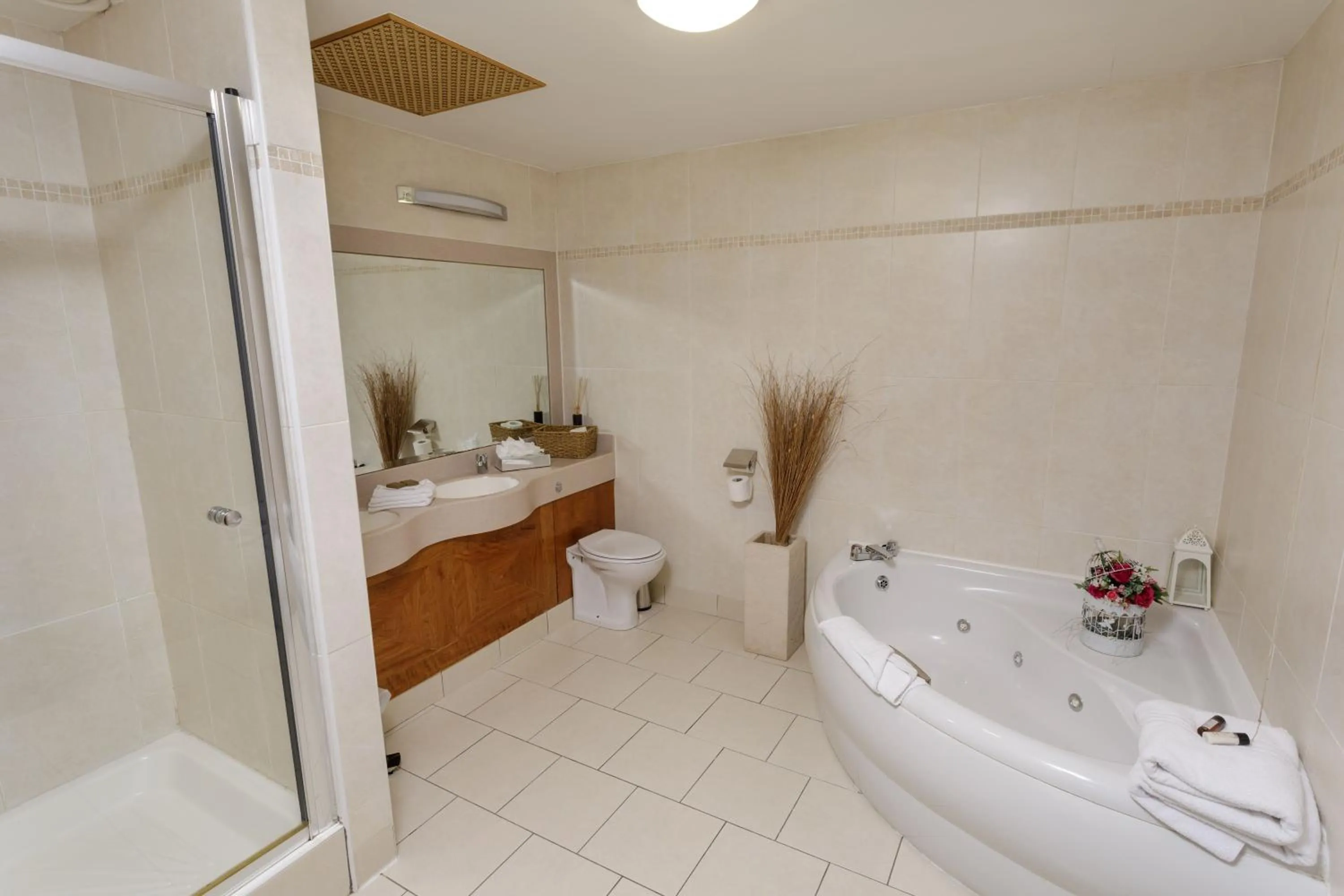 Bathroom in Hamlet Court Hotel