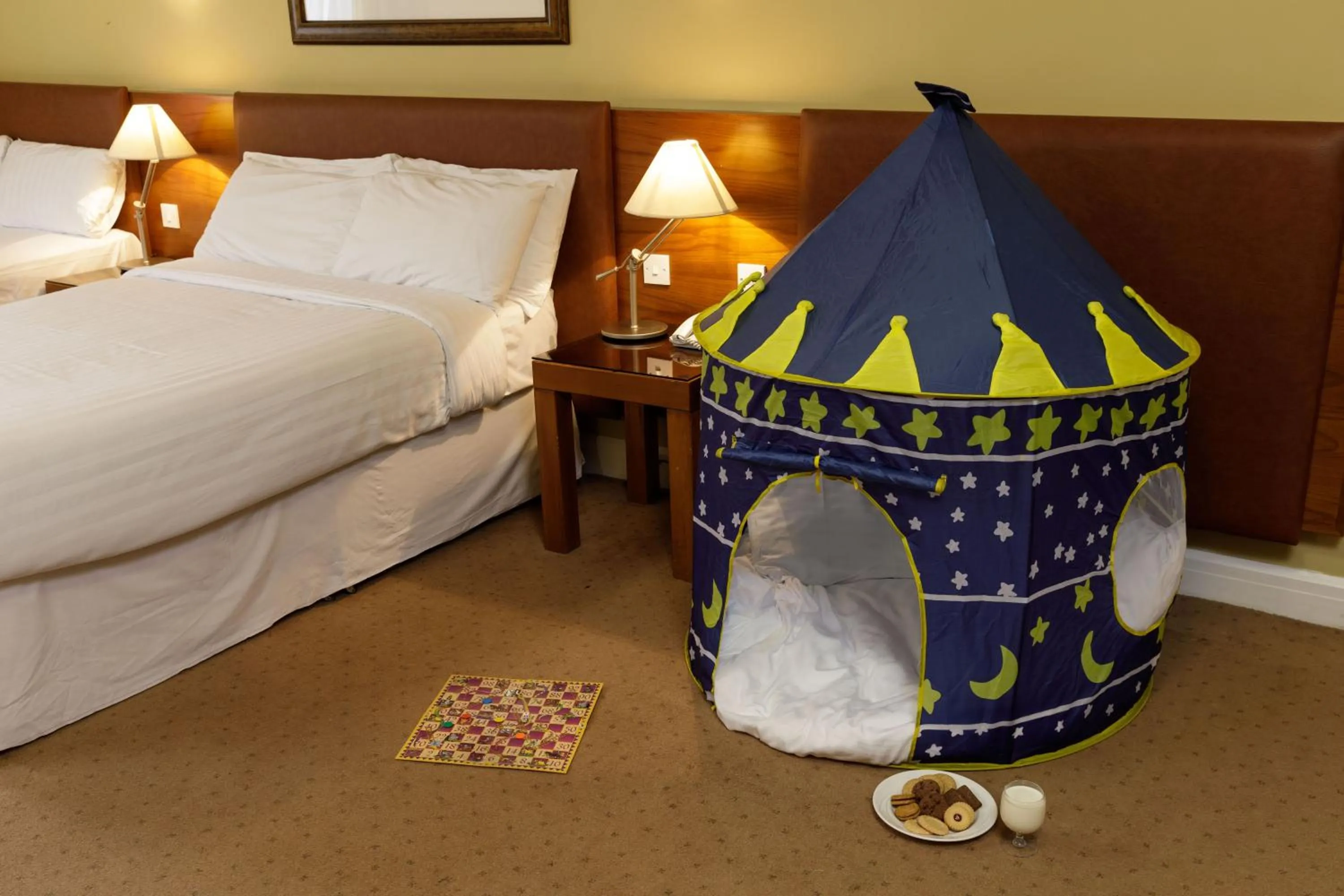 Bedroom, Bed in Hamlet Court Hotel