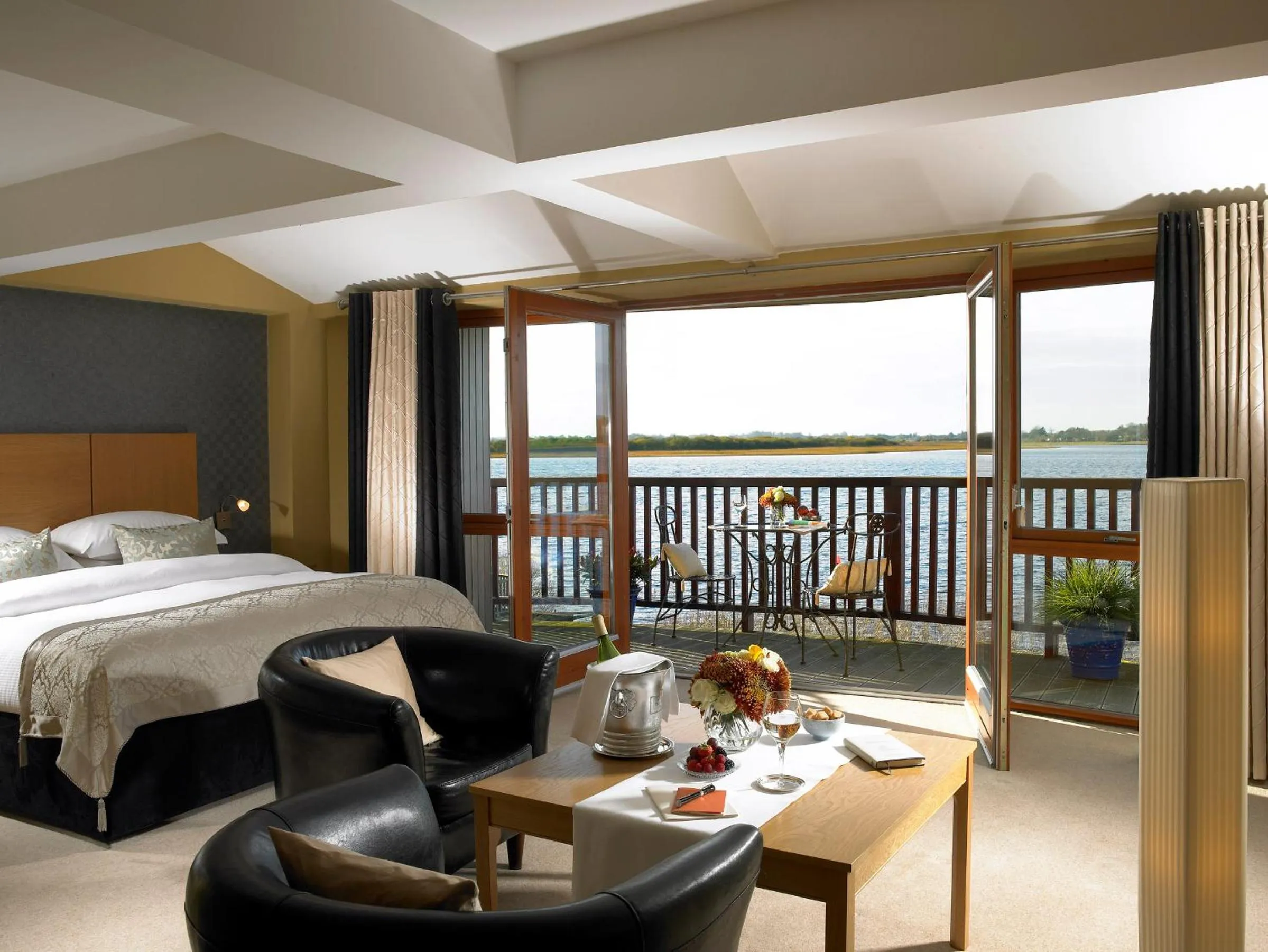 Bedroom, Bed in Wineport Lodge