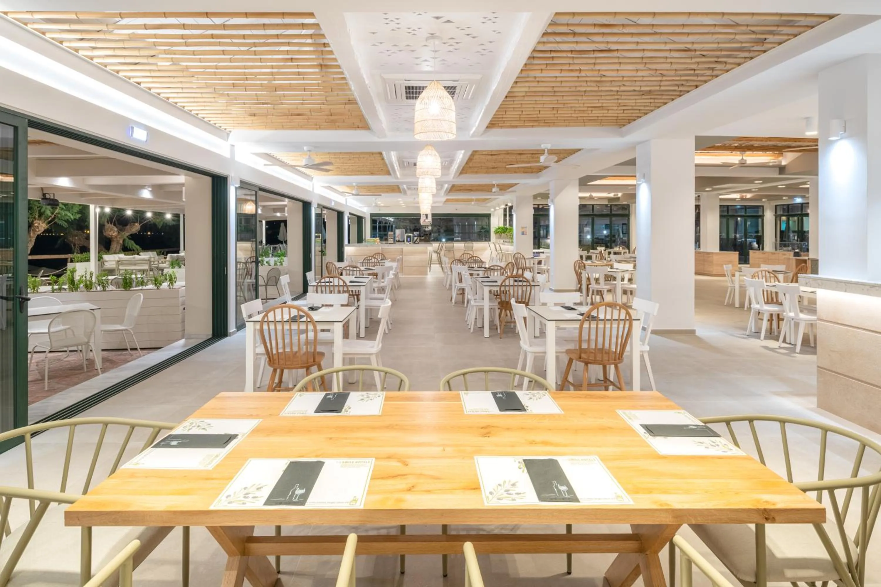 Restaurant/places to eat in Iolida Beach by Smile Hotels