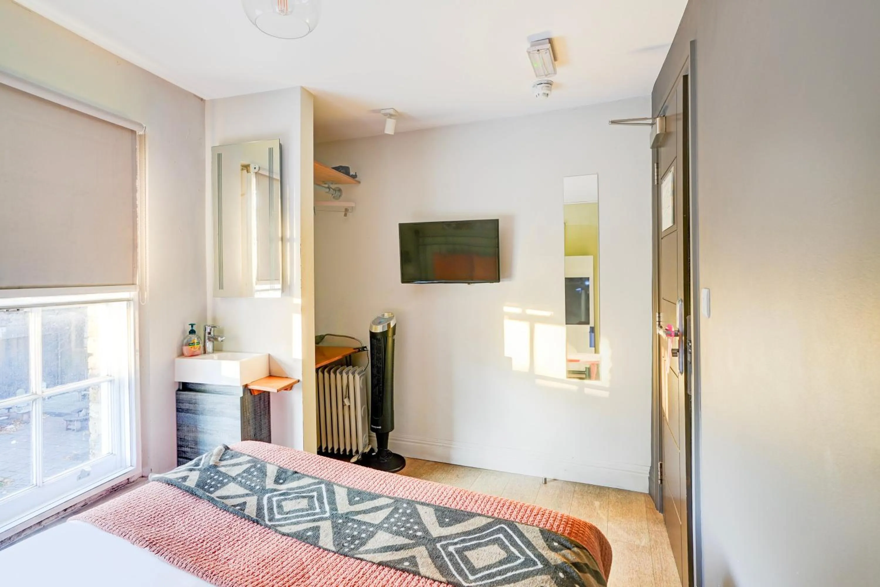 Bedroom, Bed in Peckham Rooms Hotel by Belvilla London