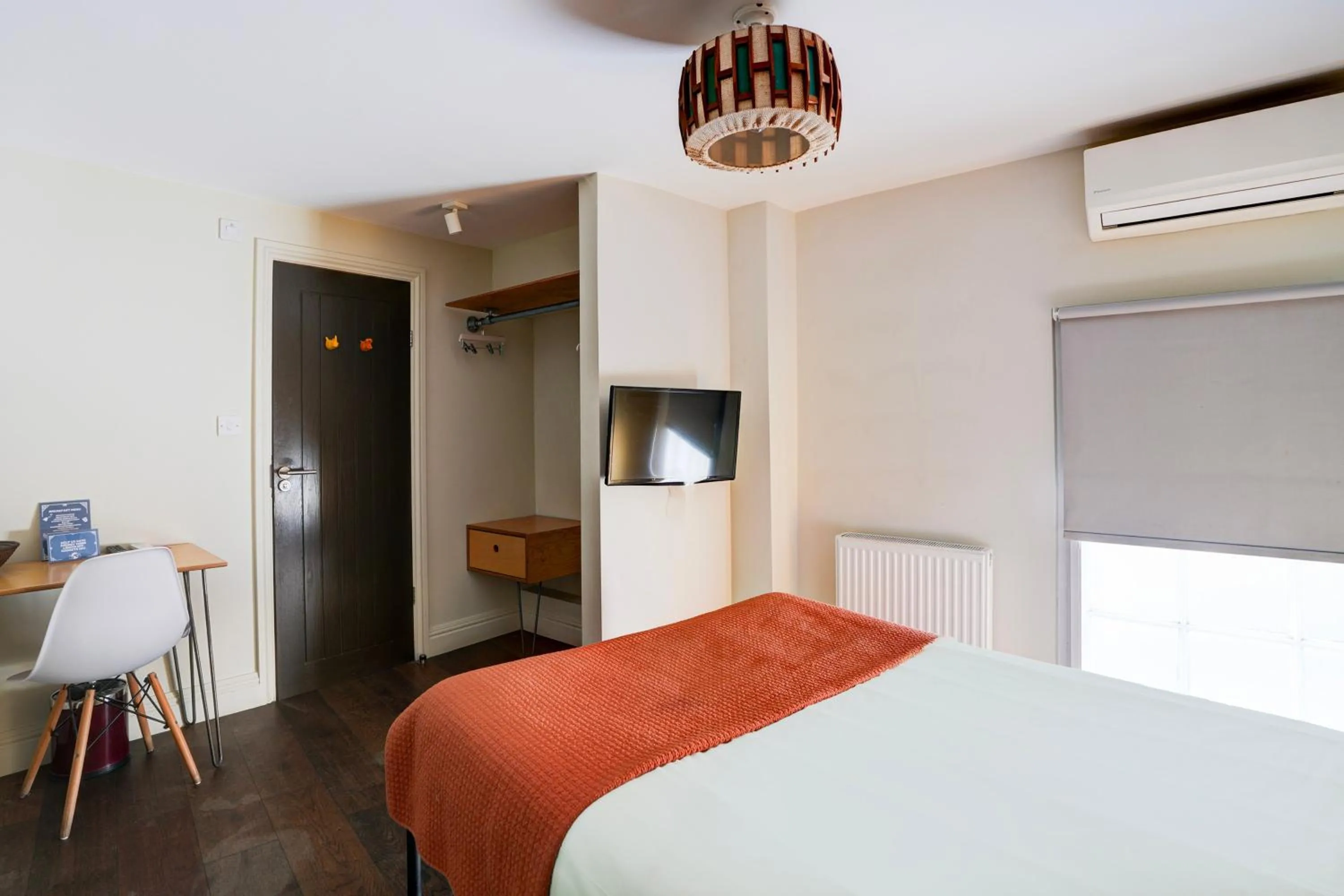 Bedroom, Bed in Peckham Rooms Hotel by Belvilla London