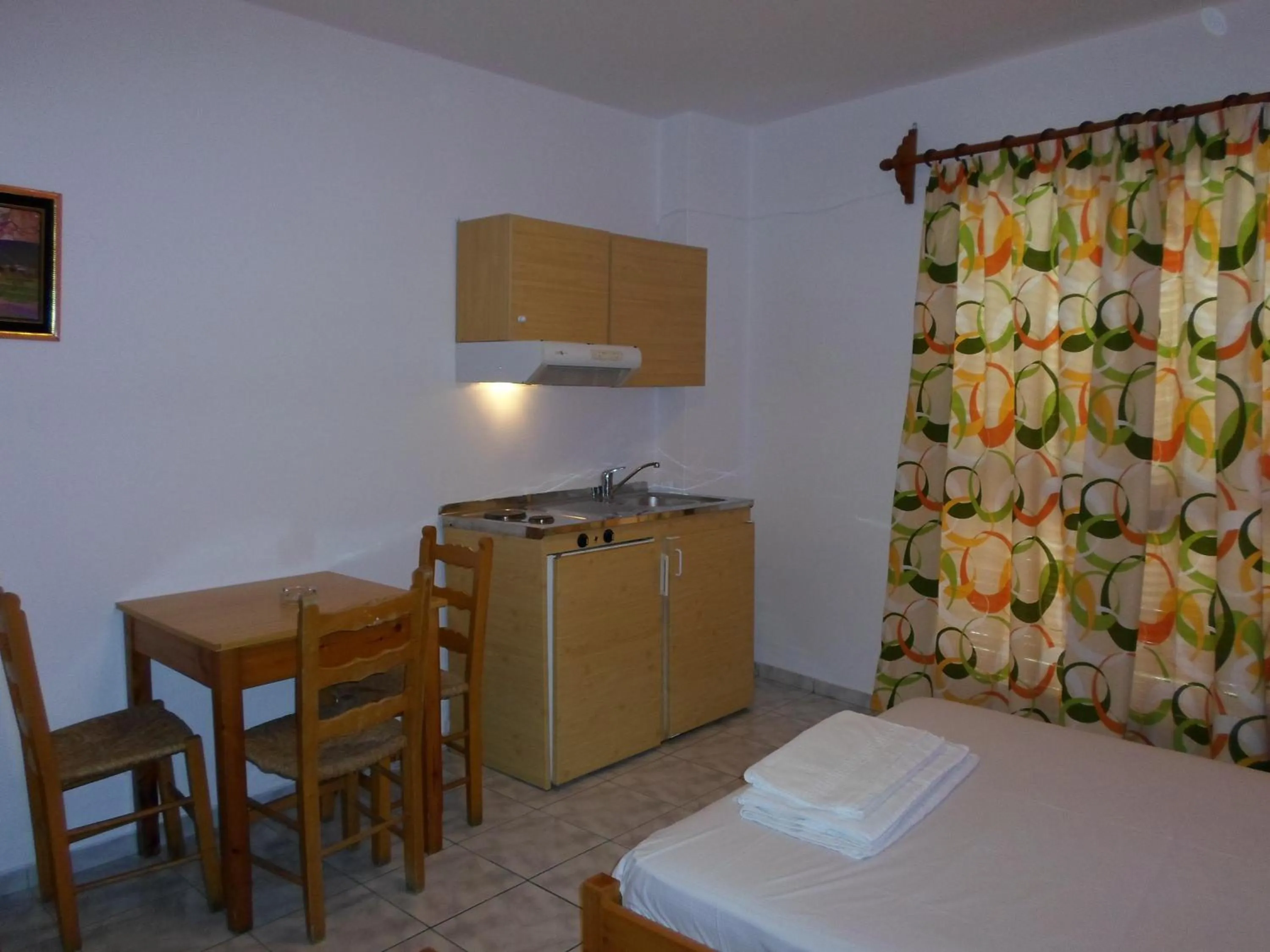 Dining area, Bed in Mavroforos Hotel