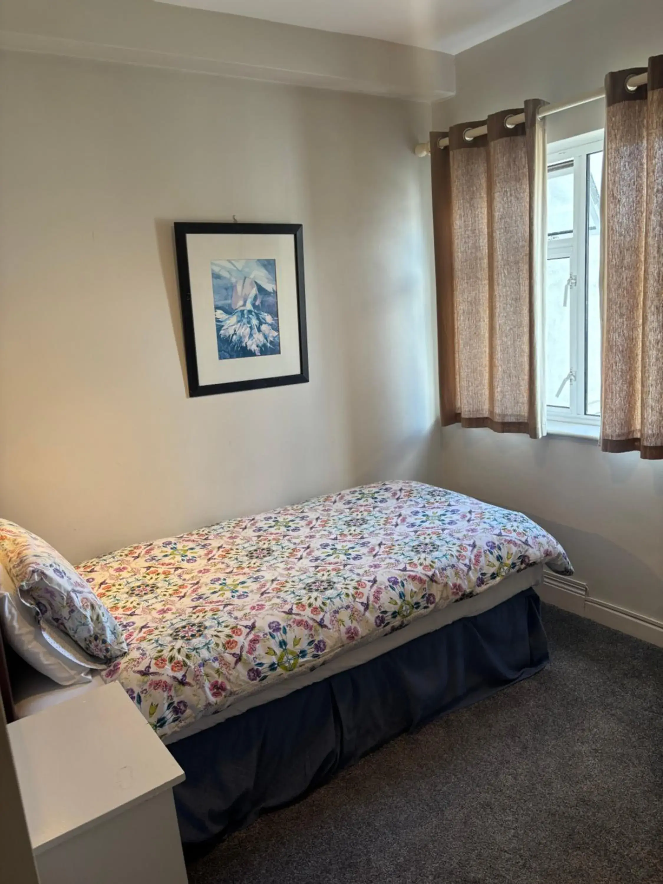 Single Room in Harmony Inn - Glena House Single Room in Harmony Inn - Glena House