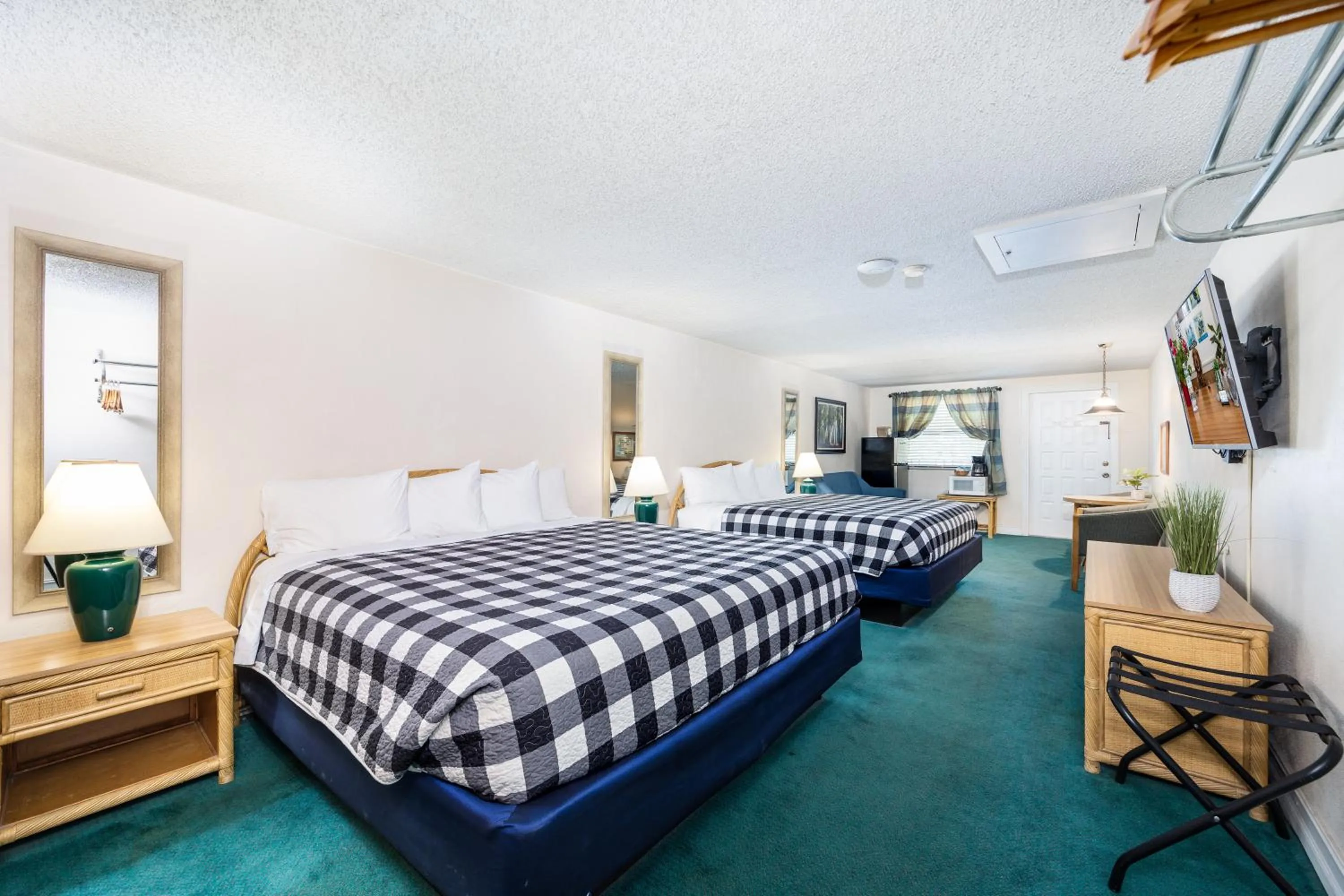 Photo of the whole room, Bed in Steinhatchee River Inn and Marina