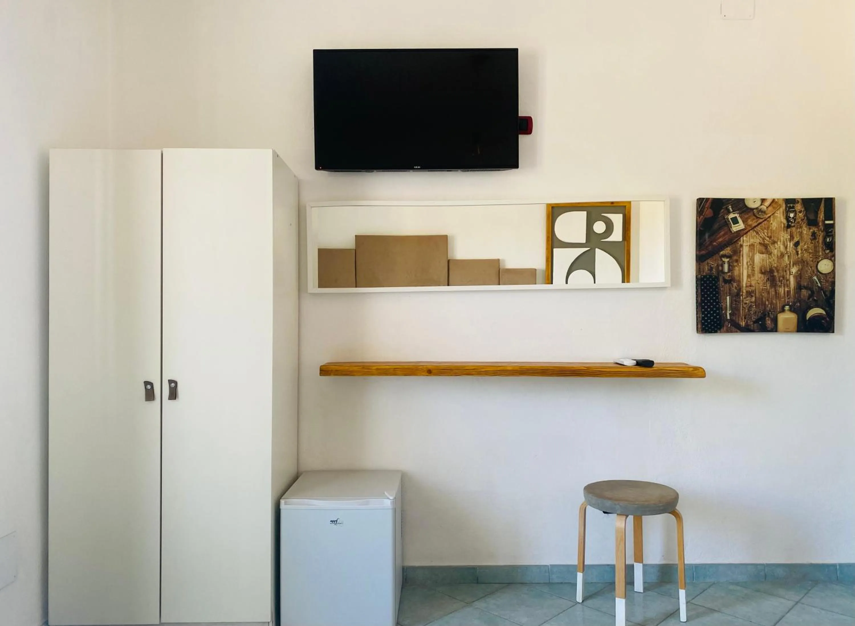 TV and multimedia in Black Market Hotel