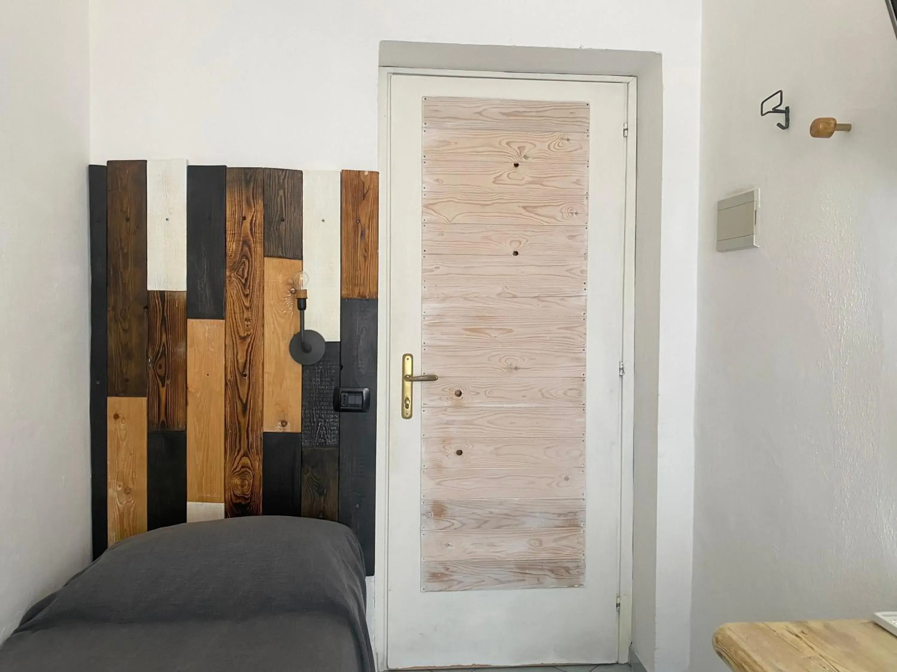 Single Room with Sea View in Black Market Hotel Single Room with Sea View in Black Market Hotel