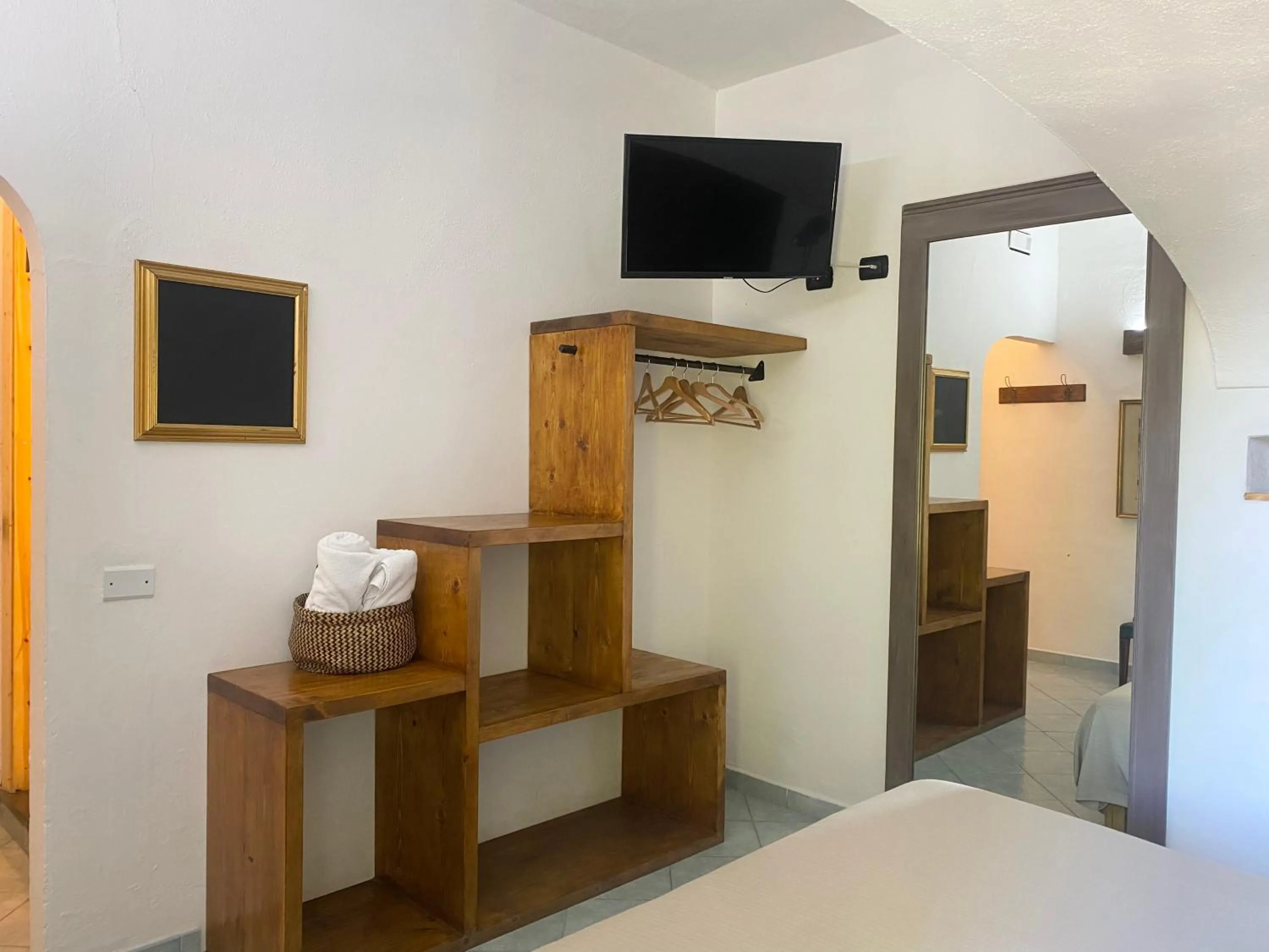 TV and multimedia in Black Market Hotel