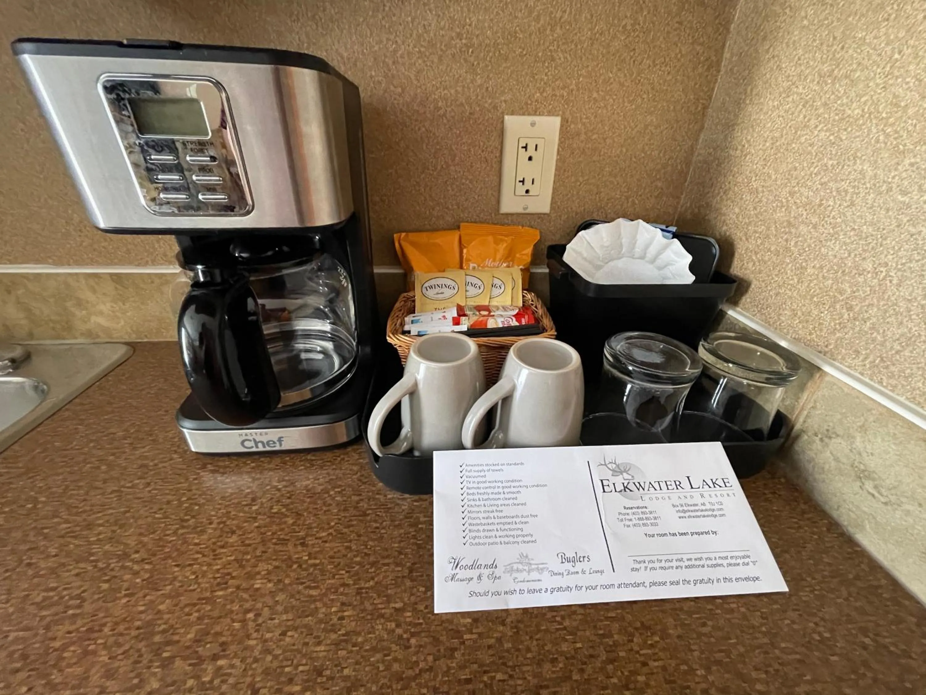 Coffee/tea facilities in Elkwater Lake Lodge and Resort