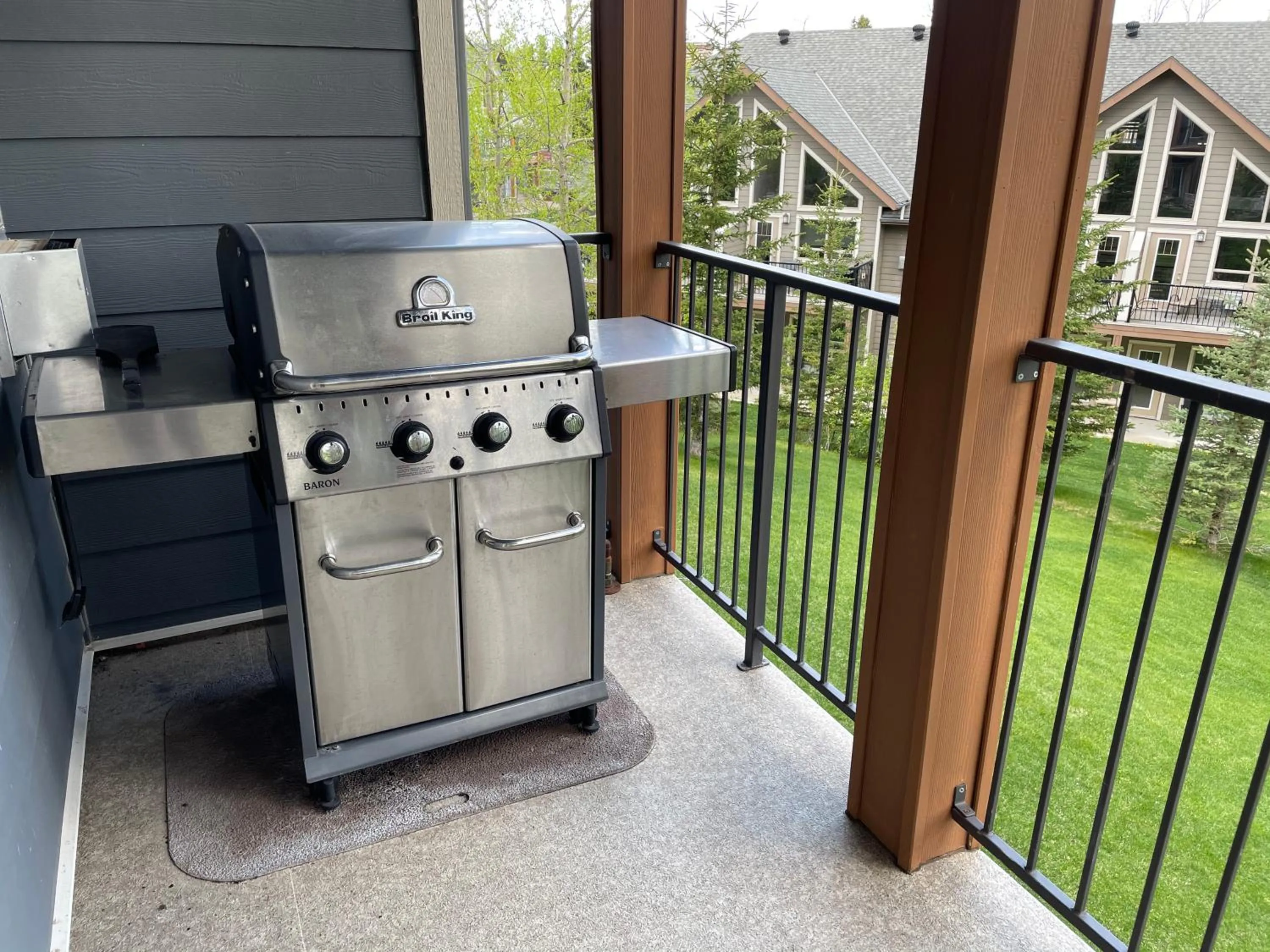 BBQ facilities in Elkwater Lake Lodge and Resort