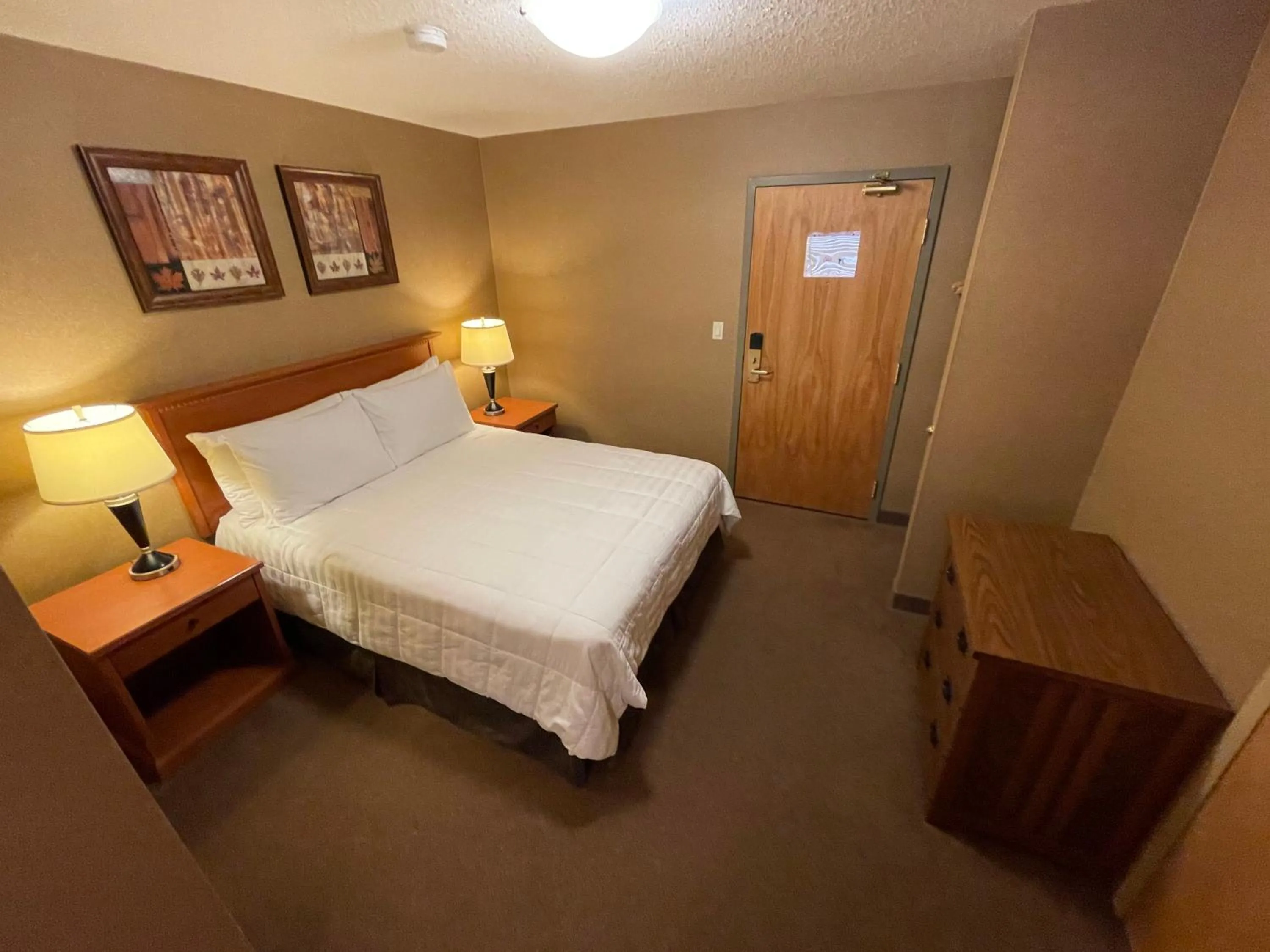 Bed in Elkwater Lake Lodge and Resort