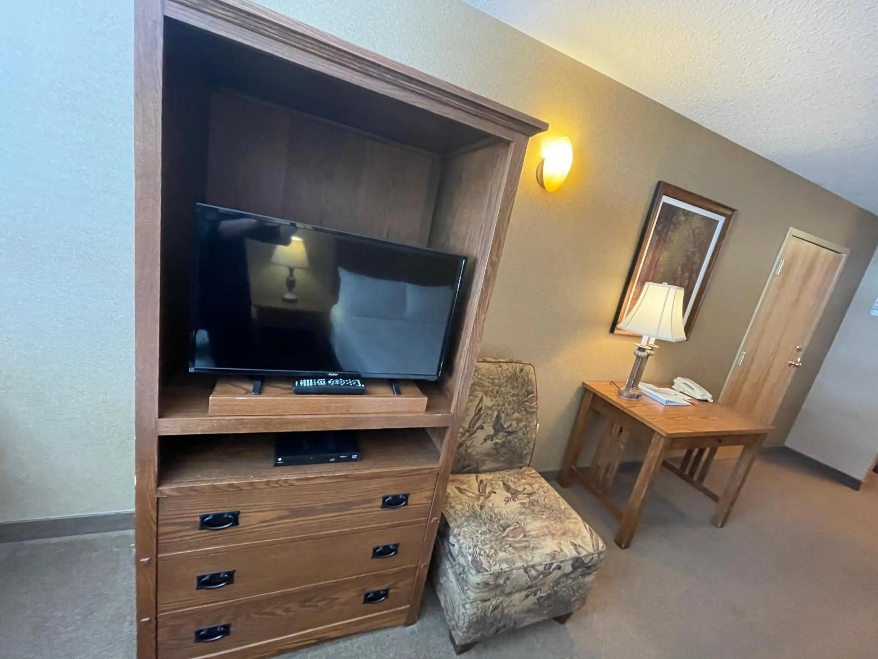 TV and multimedia in Elkwater Lake Lodge and Resort