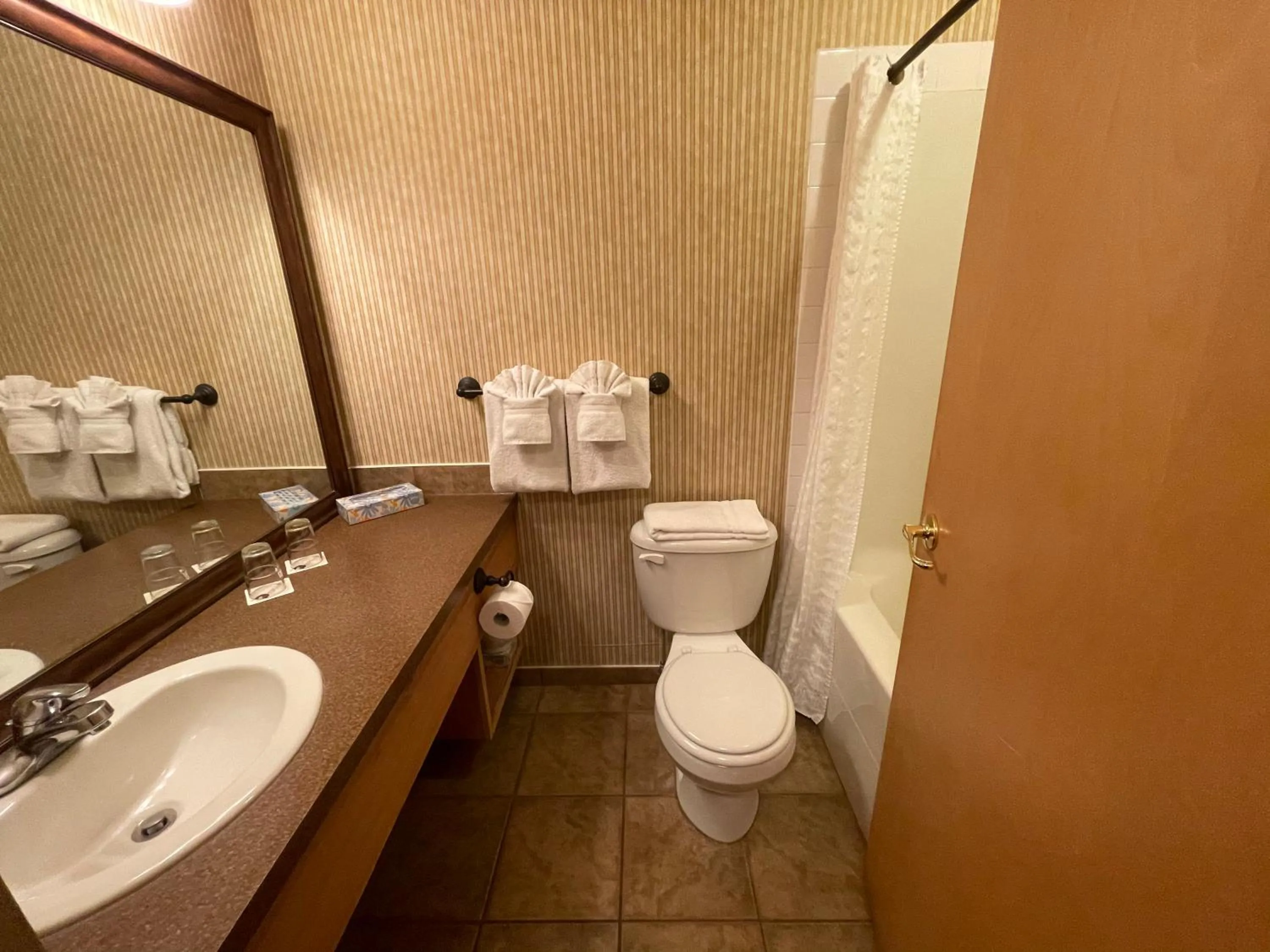 Bathroom in Elkwater Lake Lodge and Resort