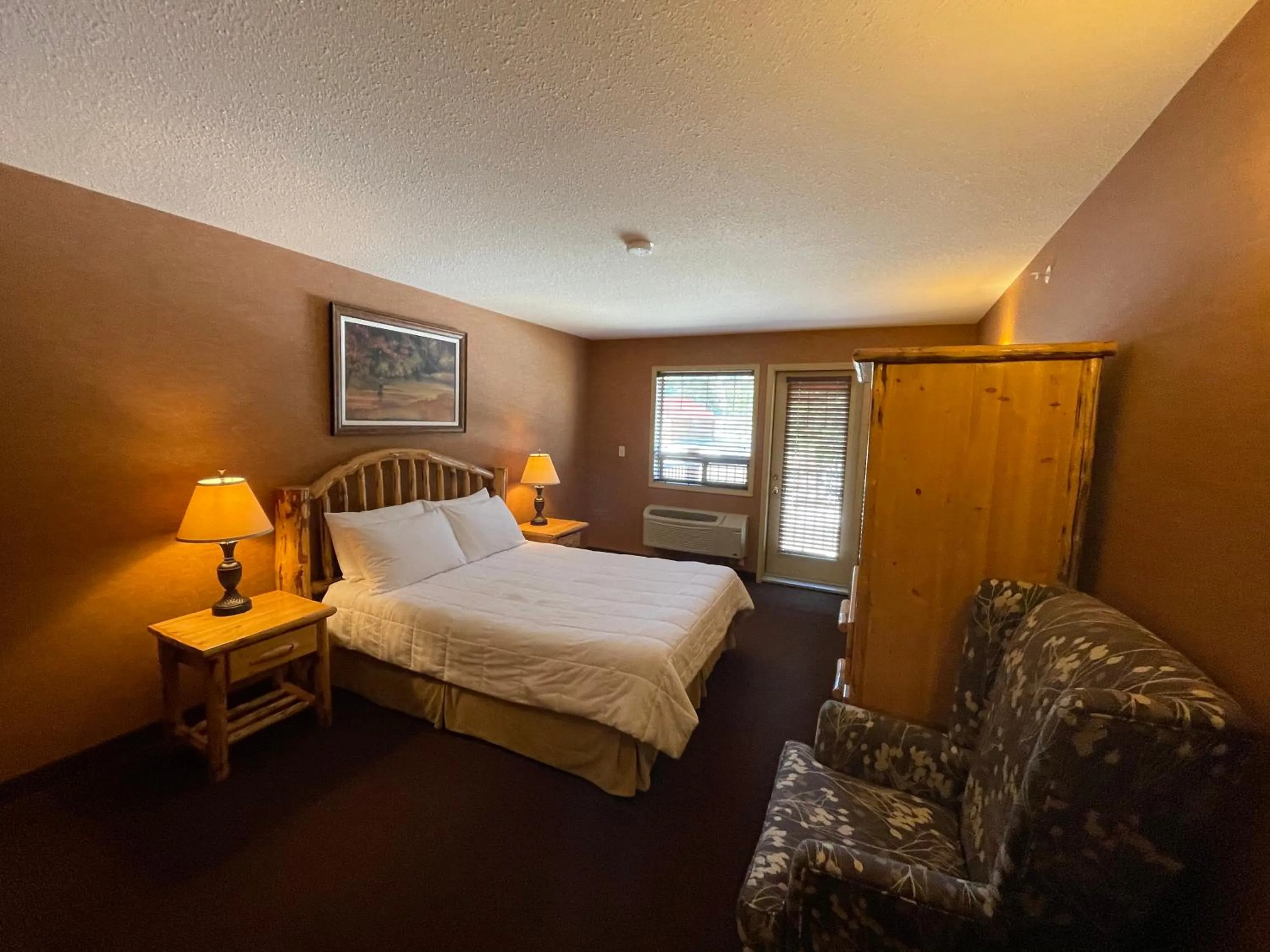 Bed in Elkwater Lake Lodge and Resort