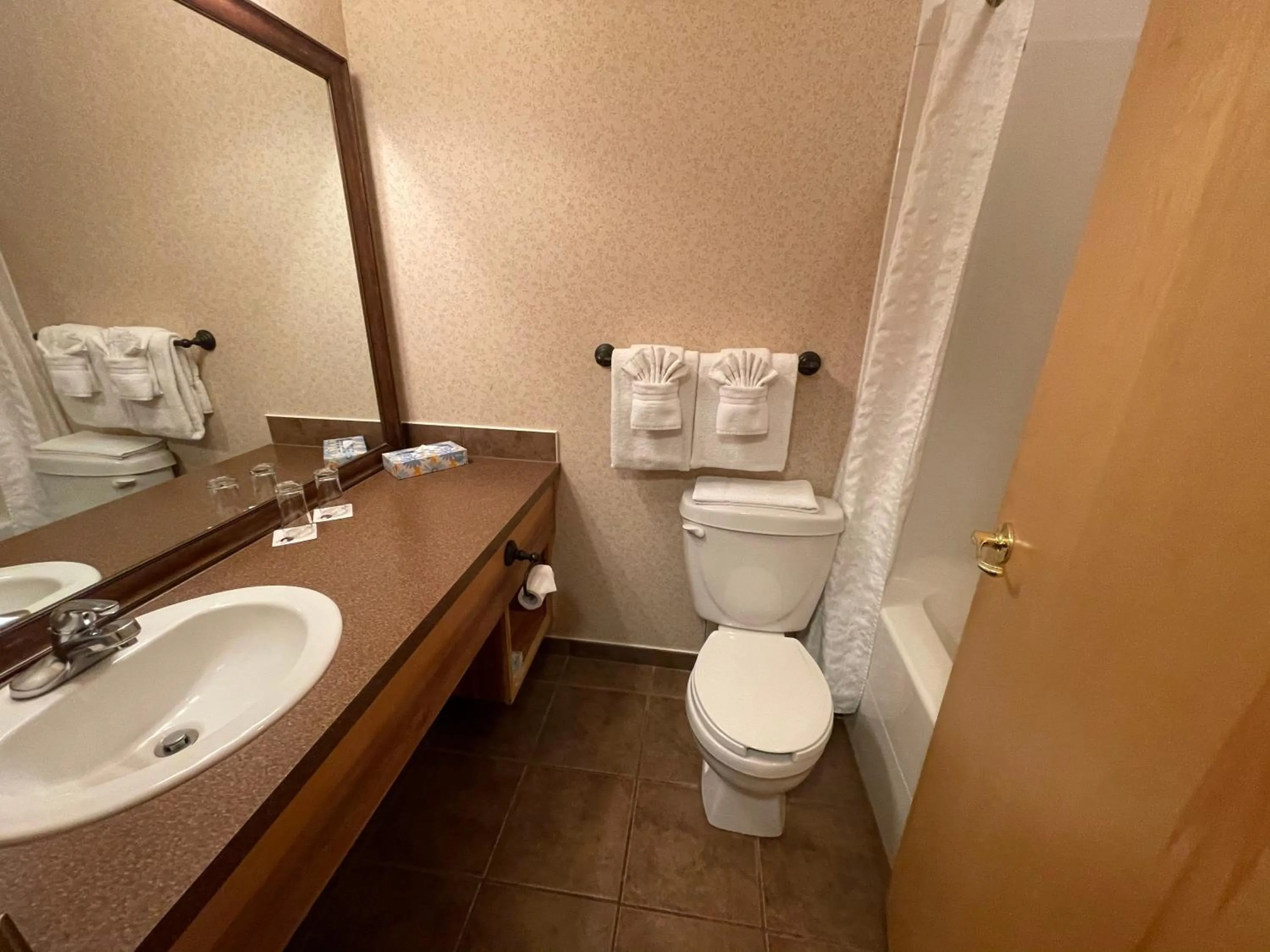 Bathroom in Elkwater Lake Lodge and Resort