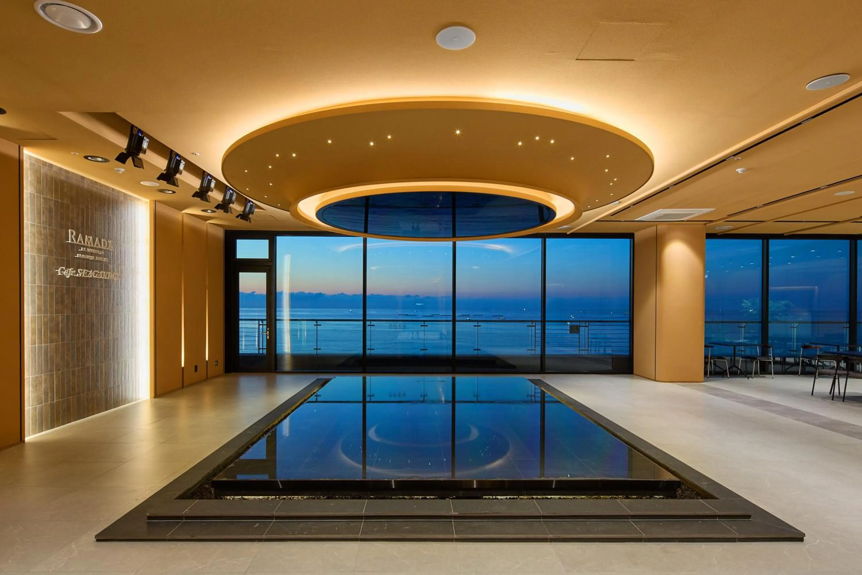 Lounge or bar in Ramada by Wyndham Gangwon Sokcho