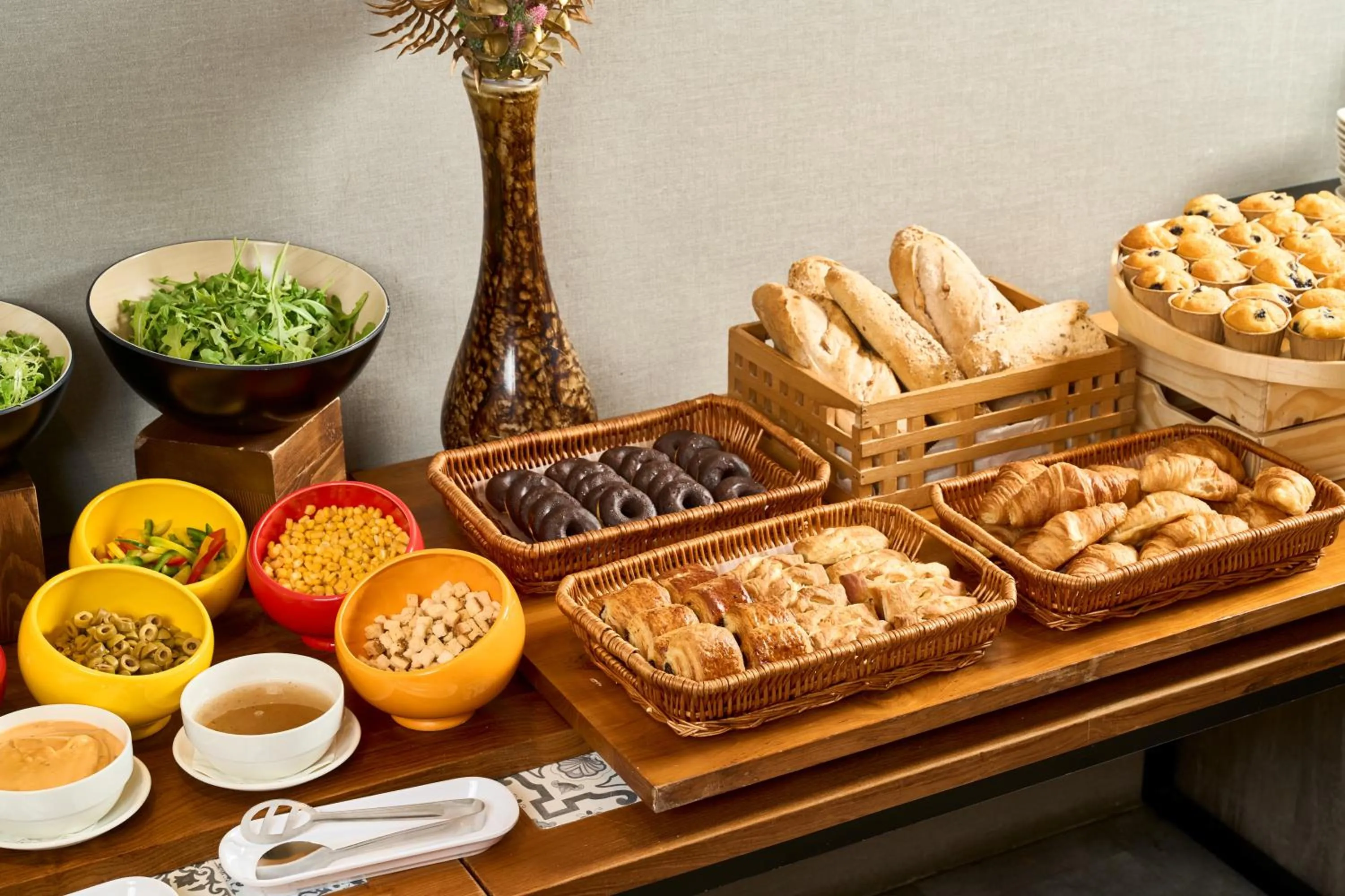 Restaurant/places to eat in Hotel Traveltine Downtown Singapore, Trademark Collection