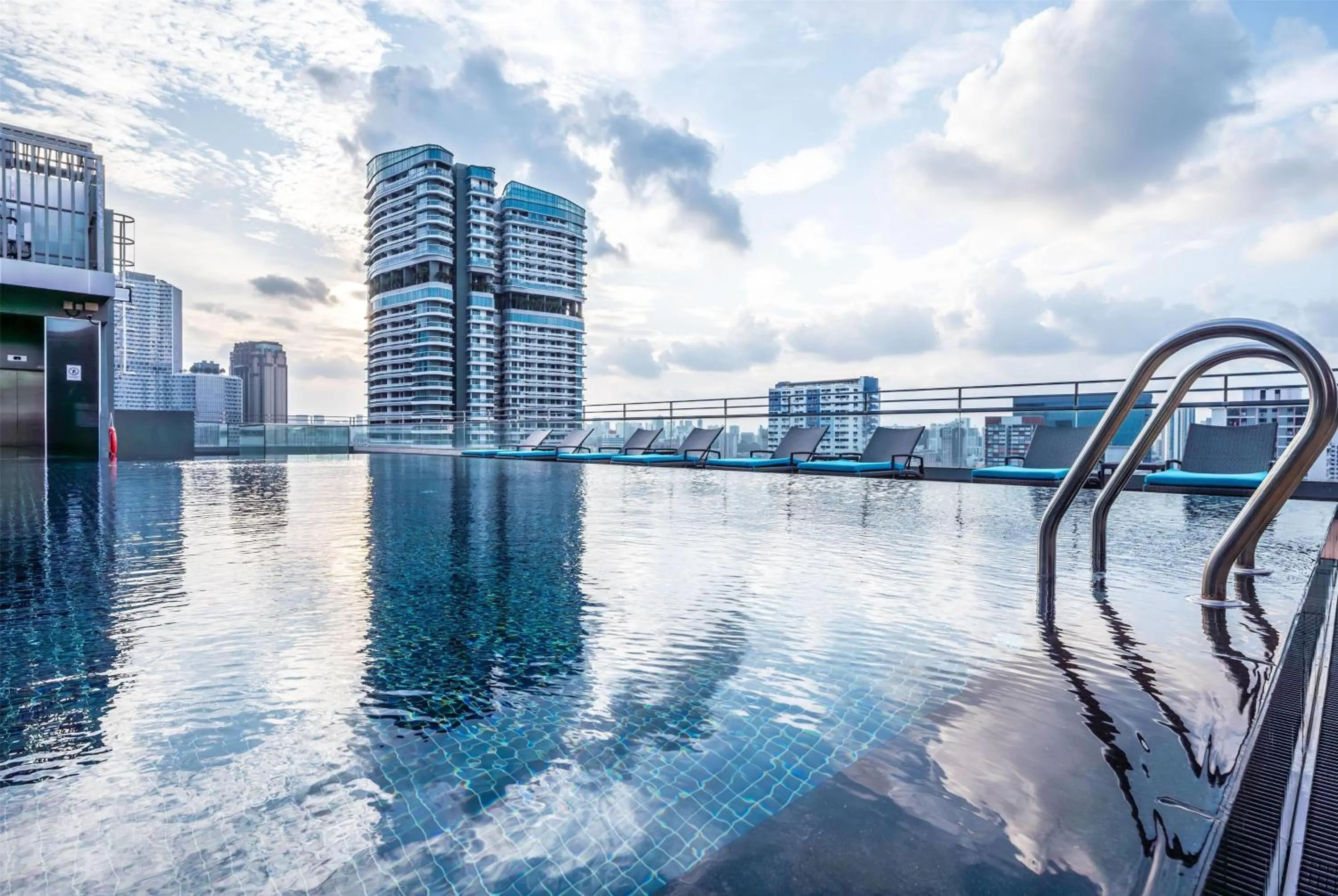 Swimming pool in Hotel Traveltine Downtown Singapore, Trademark Collection