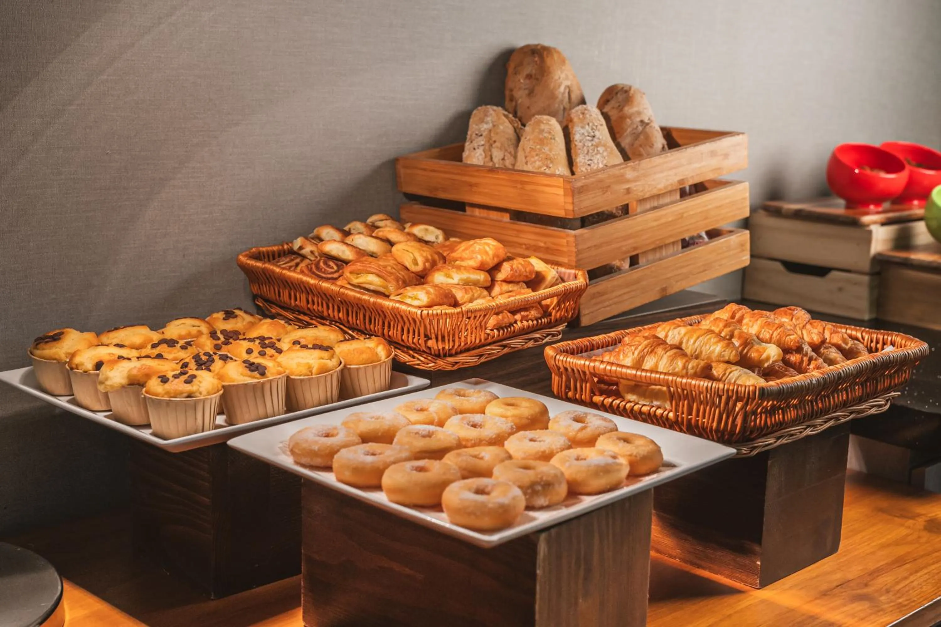 Food and drinks in Hotel Traveltine Downtown Singapore, Trademark Collection