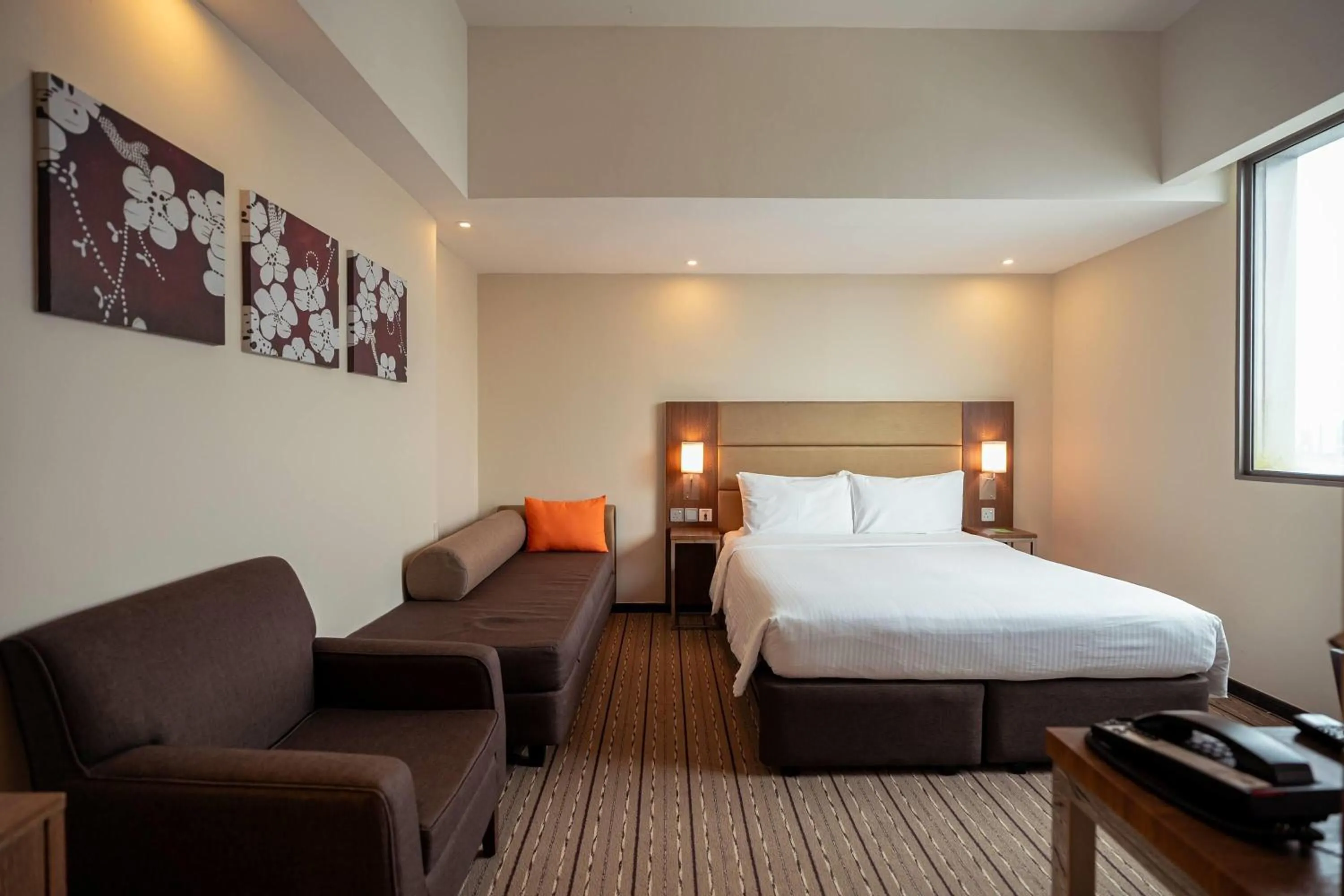 Photo of the whole room, Bed in Hotel Traveltine Downtown Singapore, Trademark Collection