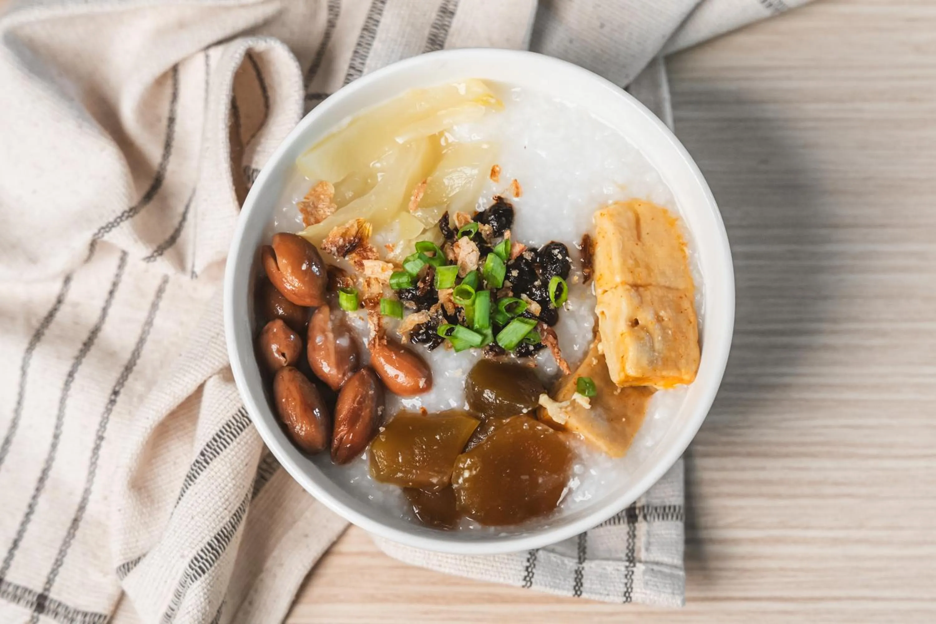 Food and drinks in Hotel Traveltine Downtown Singapore, Trademark Collection