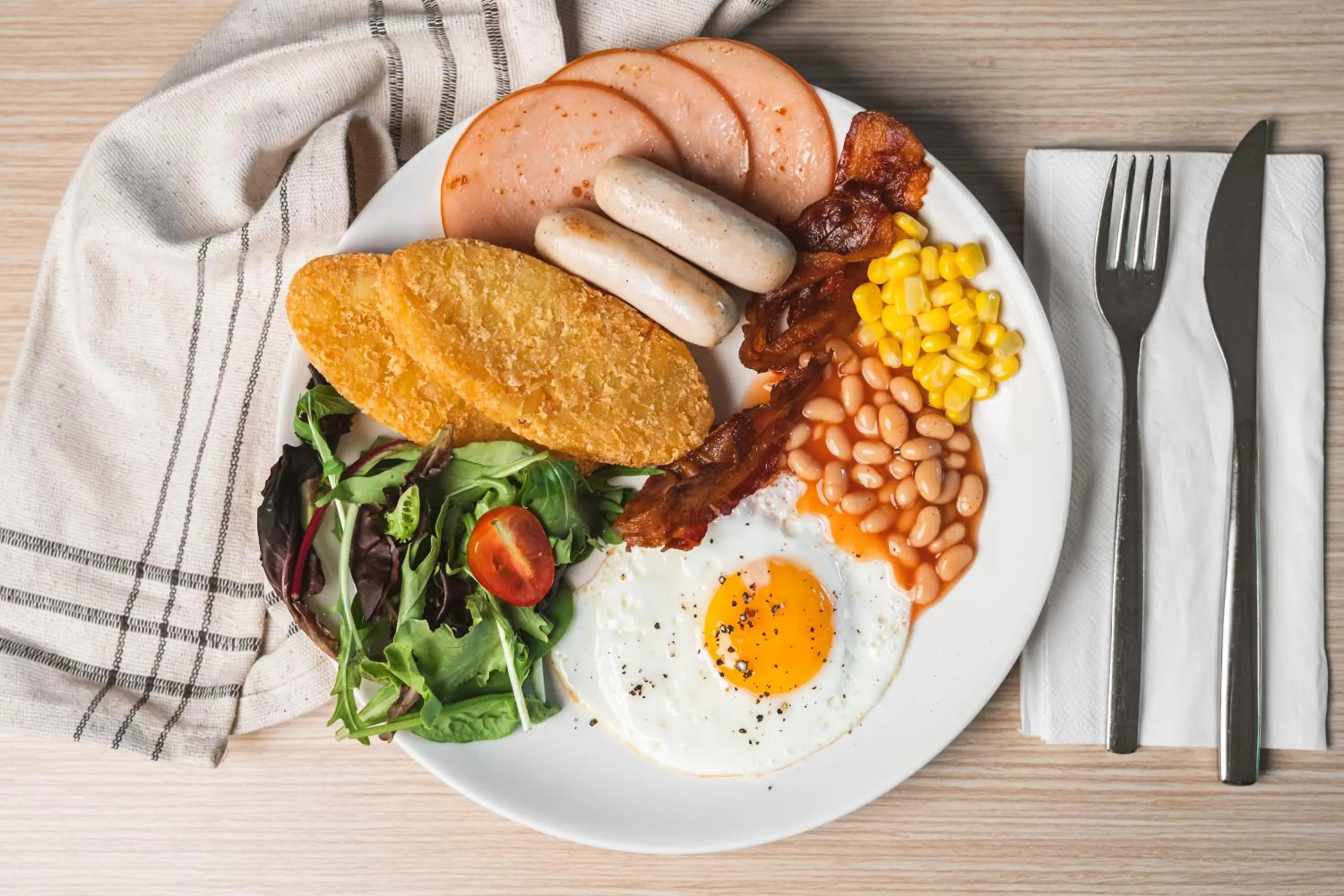 Food and drinks in Hotel Traveltine Downtown Singapore, Trademark Collection