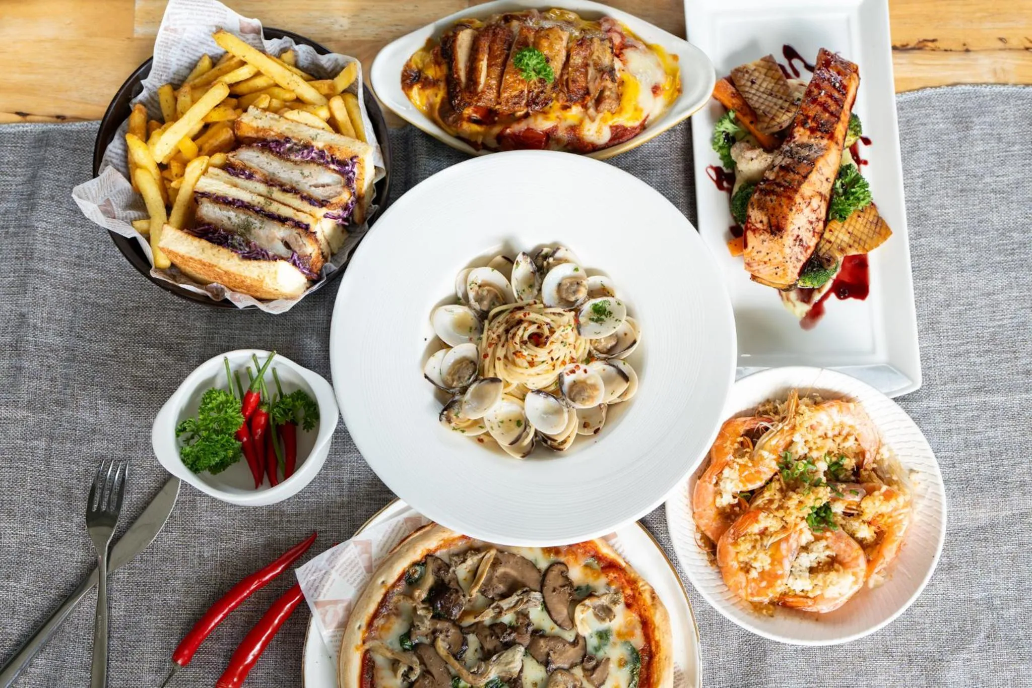 Food and drinks in Hotel Traveltine Downtown Singapore, Trademark Collection