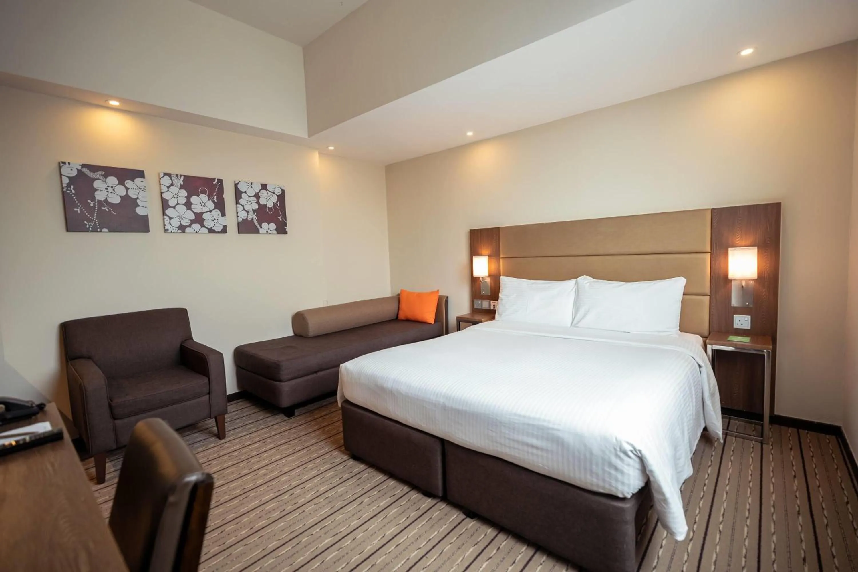 Photo of the whole room, Bed in Hotel Traveltine Downtown Singapore, Trademark Collection